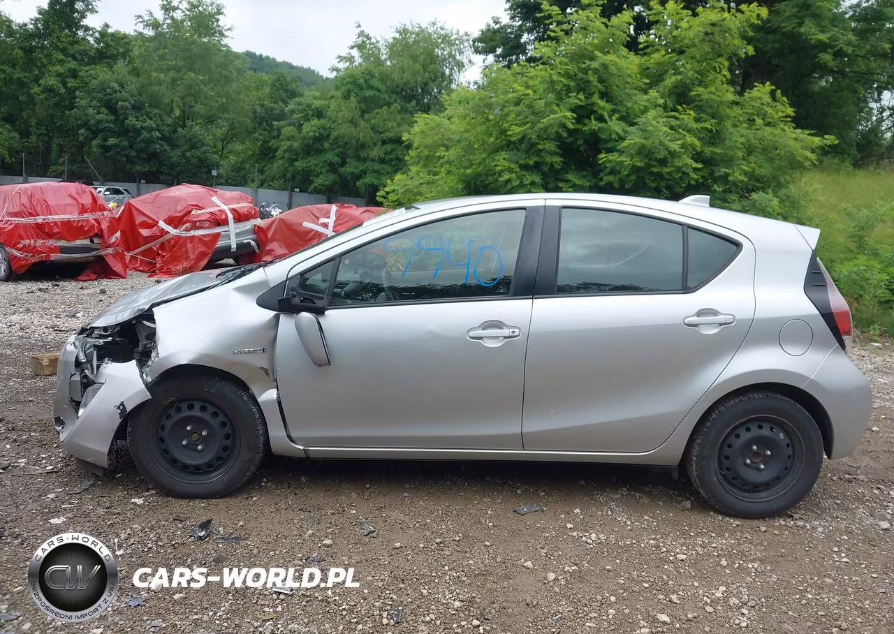 2015 Toyota Prius C Two VIN:JTDKDTB36F1092935 - 14