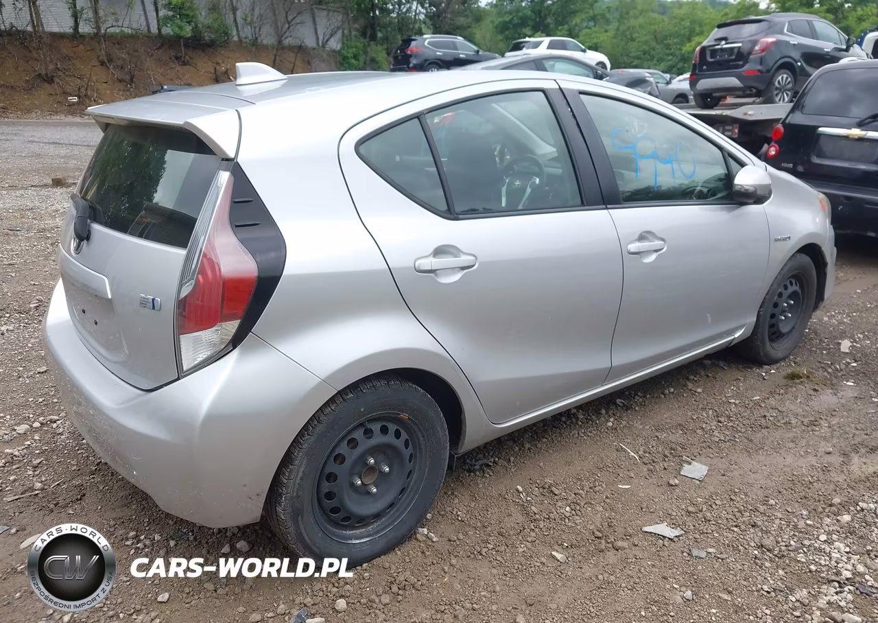 2015 Toyota Prius C Two VIN:JTDKDTB36F1092935 - 4