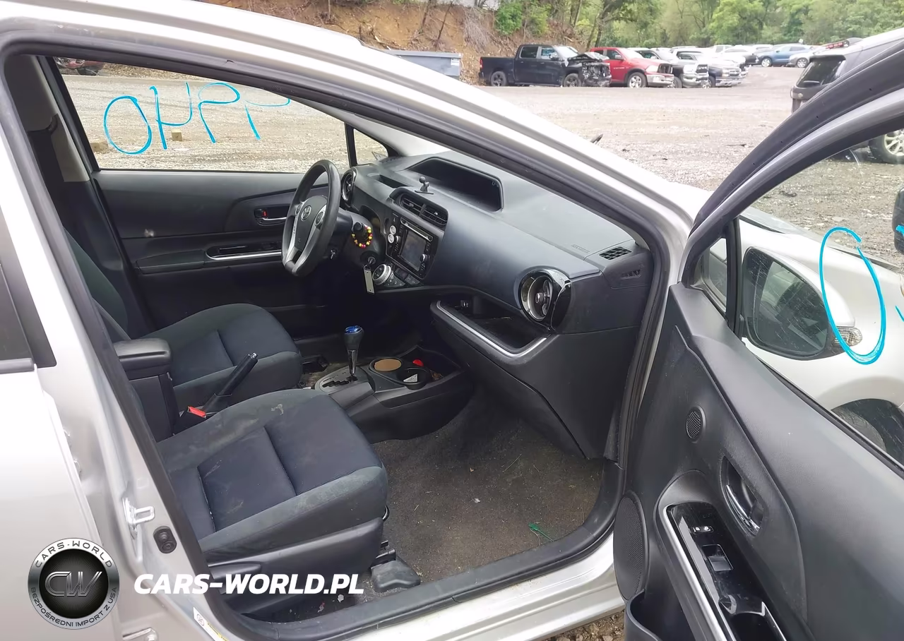 2015 Toyota Prius C Two VIN:JTDKDTB36F1092935 - 5