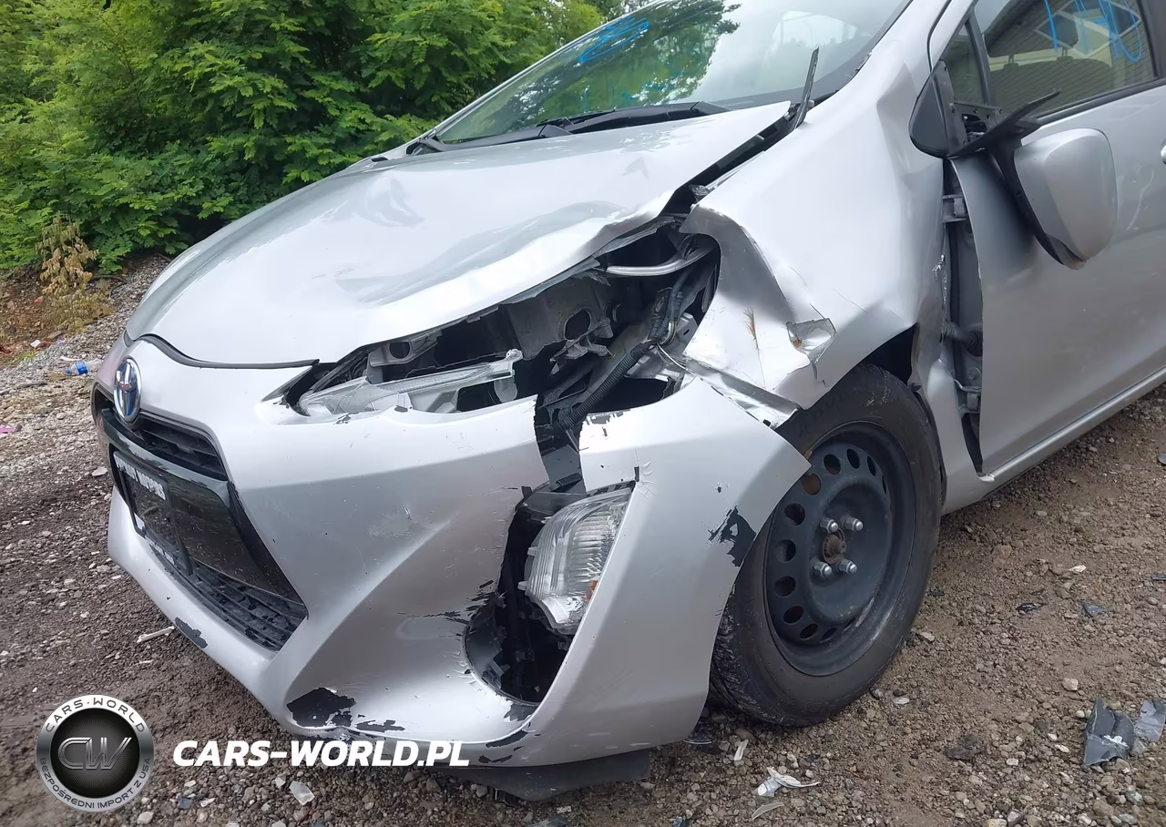 2015 Toyota Prius C Two VIN:JTDKDTB36F1092935 - 6