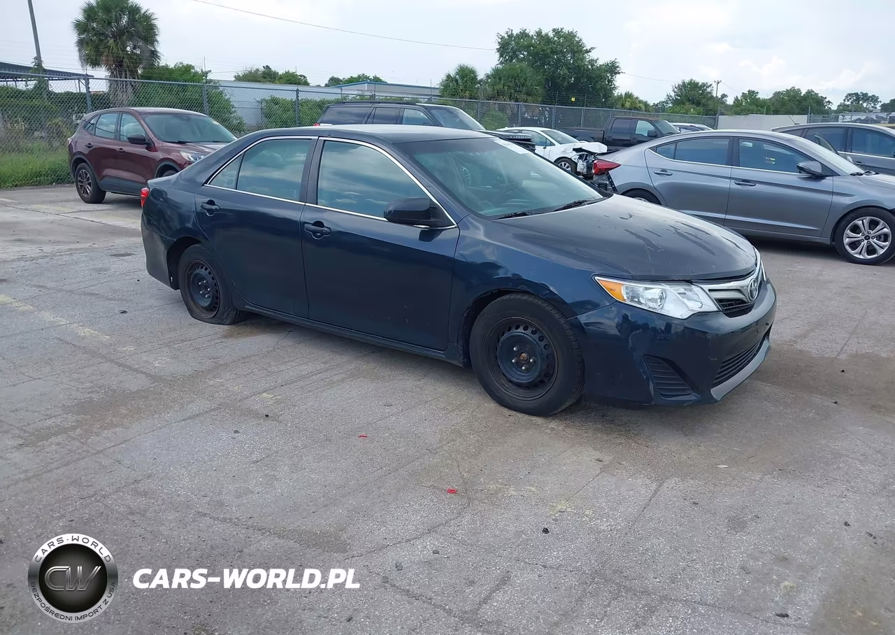 2014 Toyota Camry Hybrid Le – zdjęcie 1 z 18