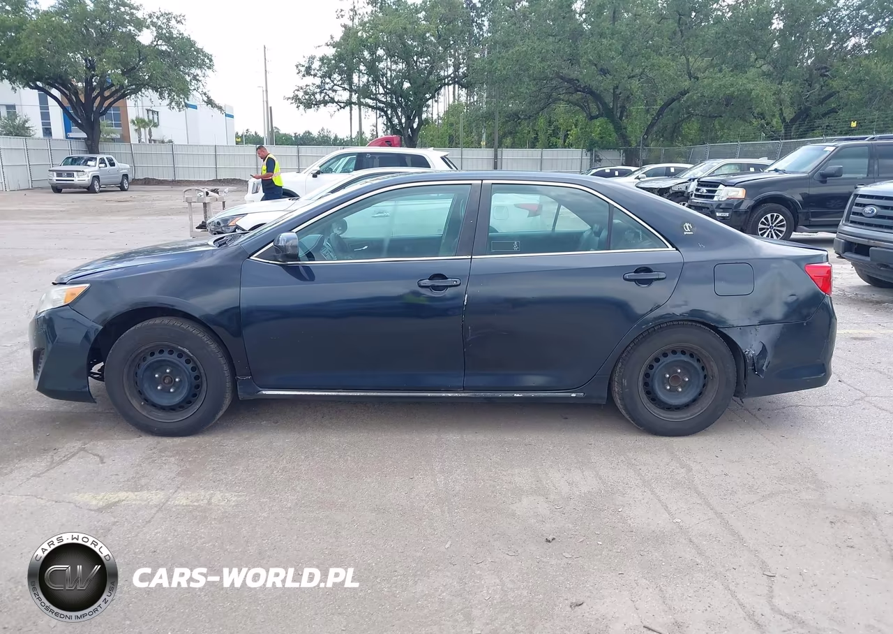 2014 Toyota Camry Hybrid Le VIN:4T1BD1FK2EU097516 - 14