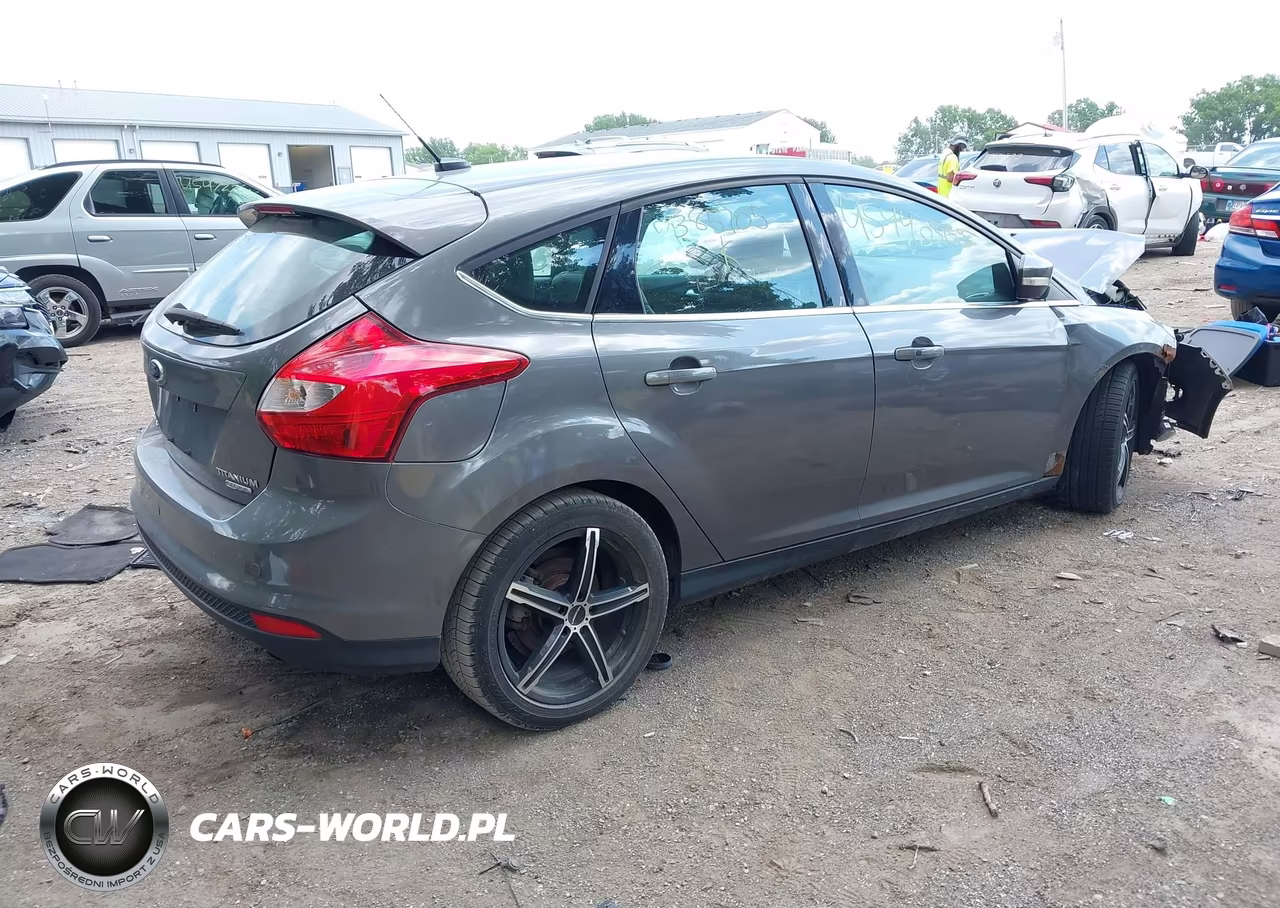 2012 Ford Focus Titanium VIN:1FAHP3N25CL385705 - 4