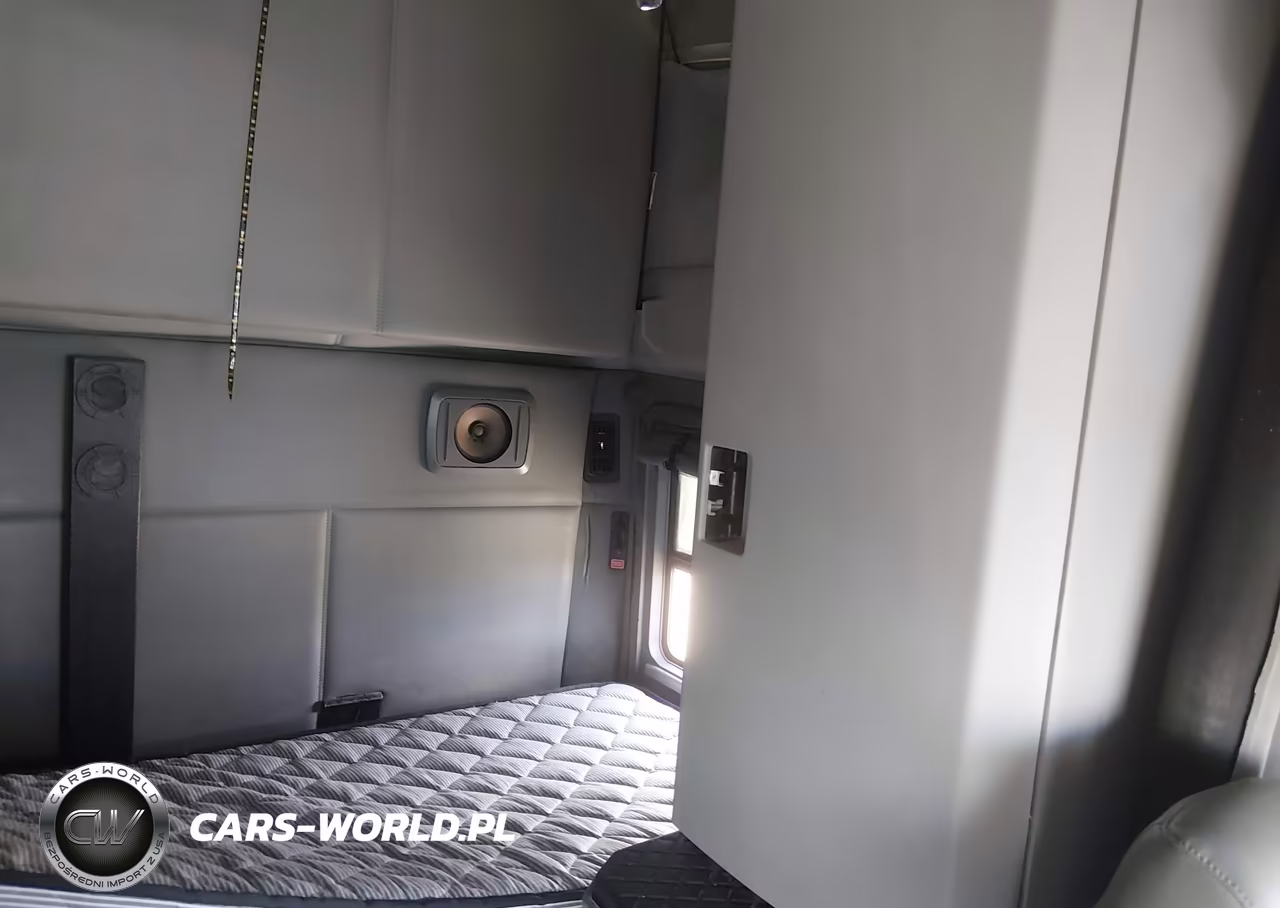 2015 Kenworth Construction T680 VIN:1XKYDP9X3FJ418236 - 8