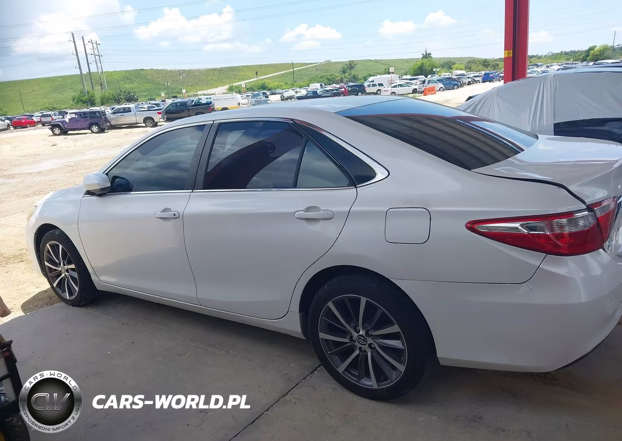 2016 Toyota Camry Le VIN:4T1BF1FK7GU573420 - 14