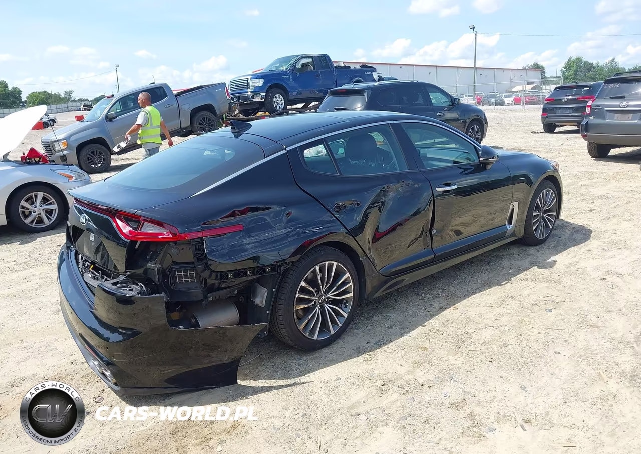 2018 Kia Stinger Premium VIN:KNAE25LA5J6012190 - 4