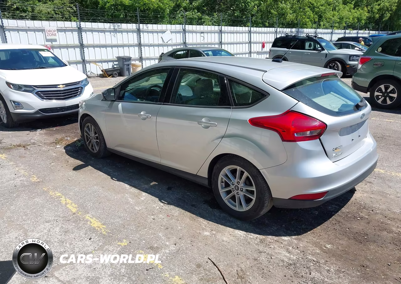 2018 Ford Focus Se VIN:1FADP3K23JL206979 - 3