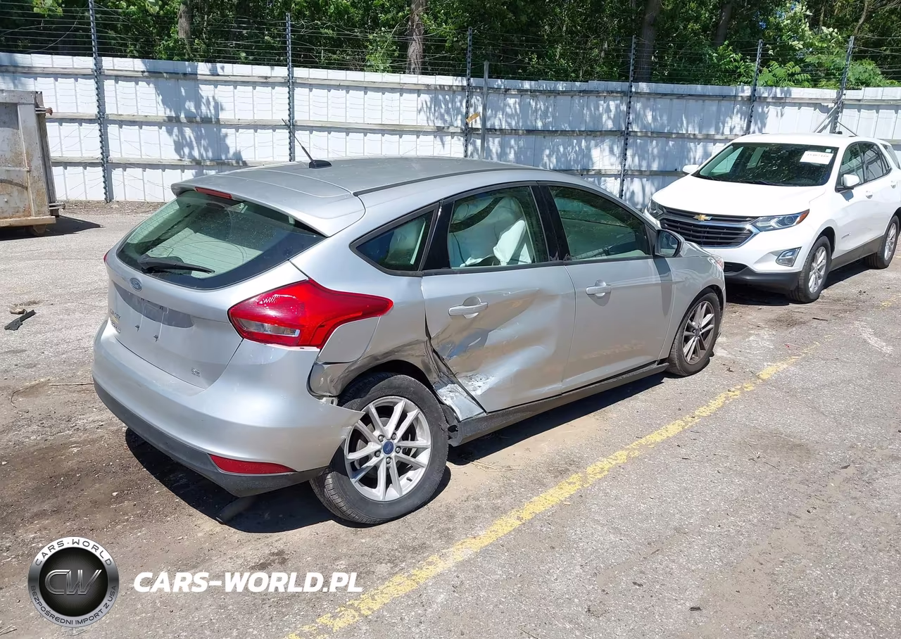 2018 Ford Focus Se VIN:1FADP3K23JL206979 - 4