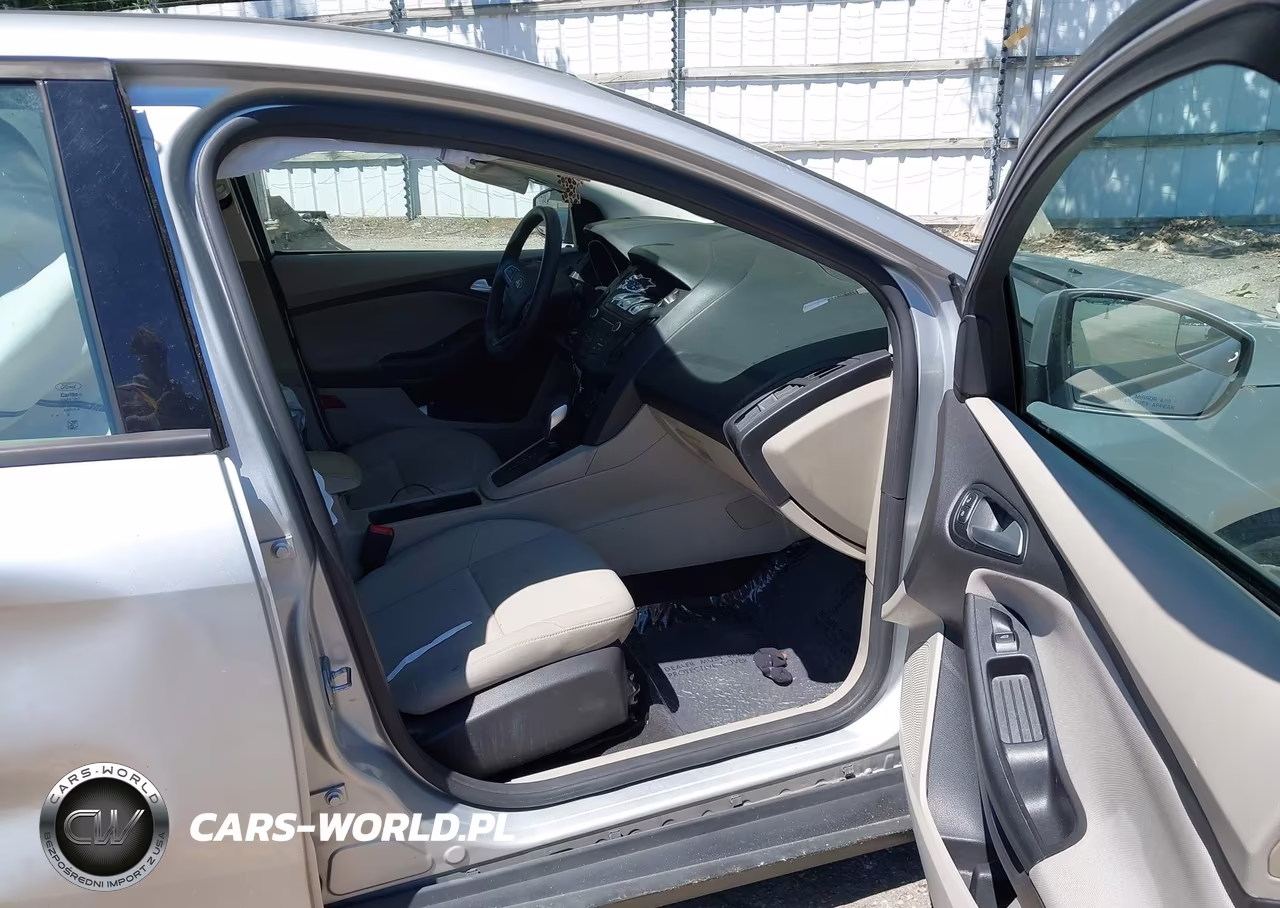 2018 Ford Focus Se VIN:1FADP3K23JL206979 - 5