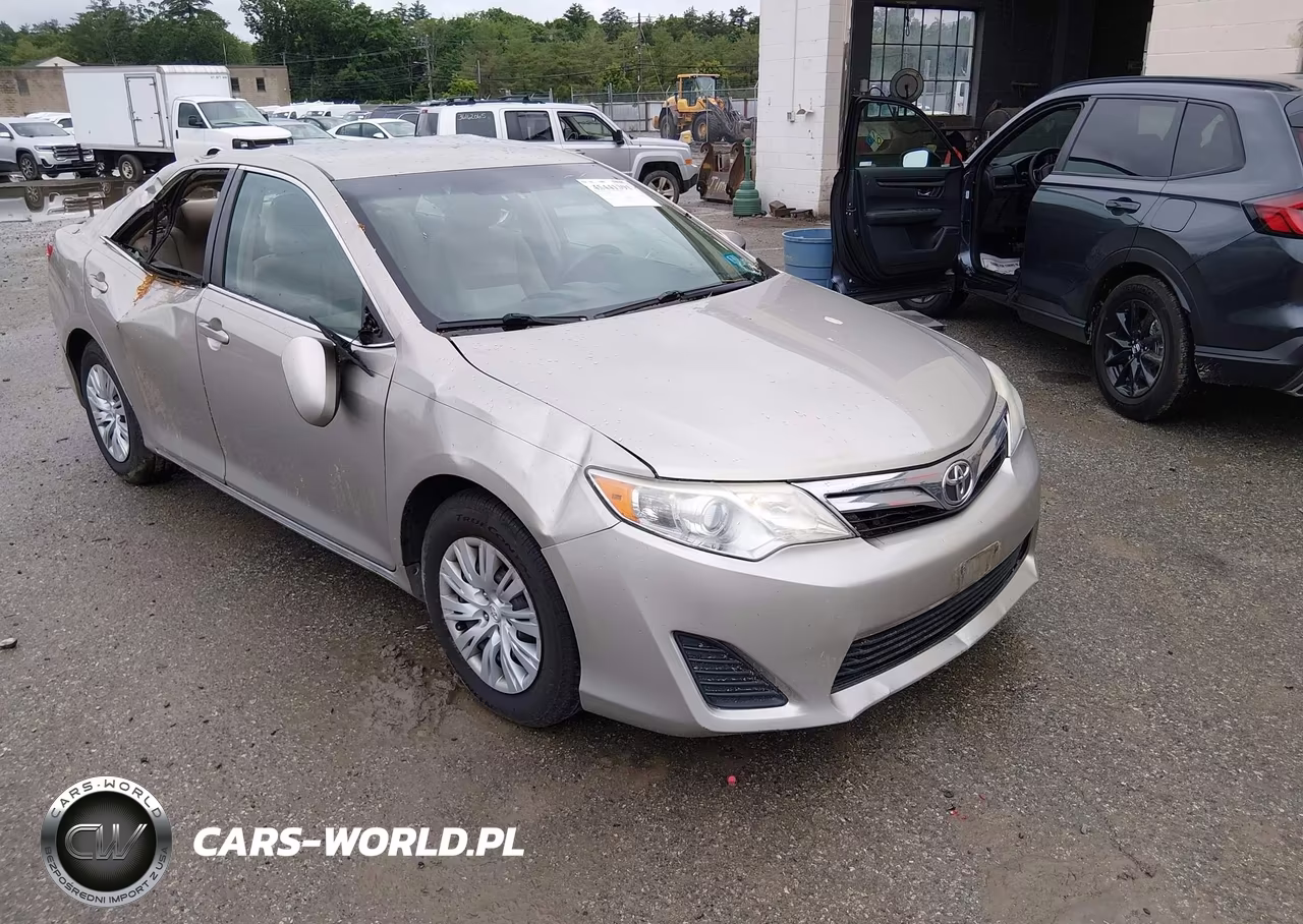 2014 Toyota Camry Le – zdjęcie 1 z 16