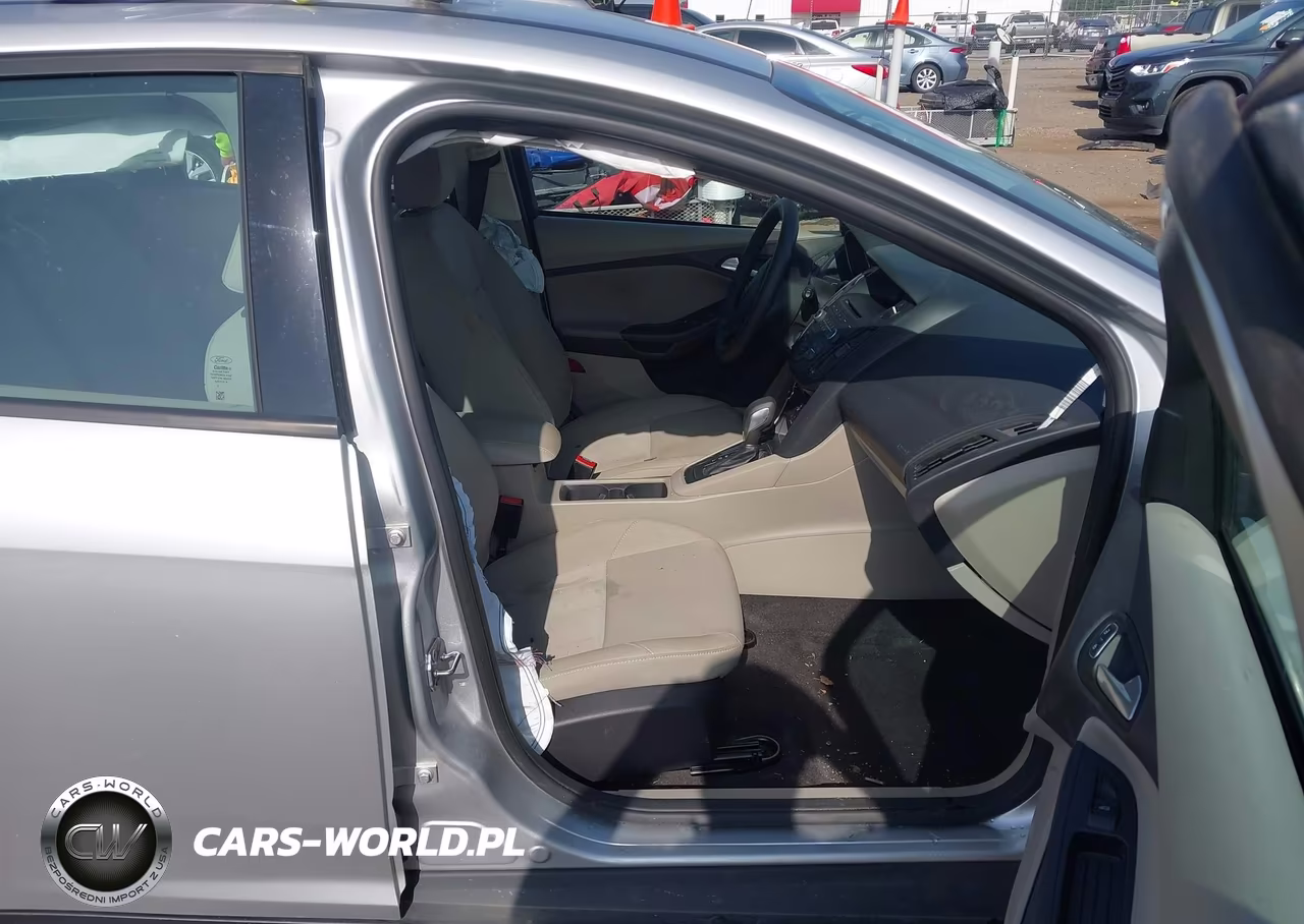2017 Ford Focus Se VIN:1FADP3K27HL265107 - 5