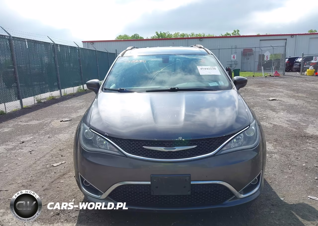 2017 Chrysler Pacifica Touring-L Plus VIN:2C4RC1EG0HR555977 - 12