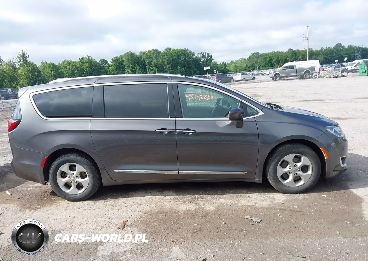 2017 Chrysler Pacifica Touring-L Plus VIN:2C4RC1EG0HR555977 - 13