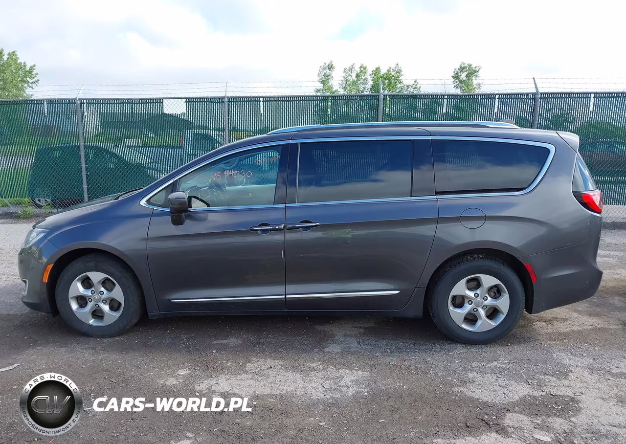2017 Chrysler Pacifica Touring-L Plus VIN:2C4RC1EG0HR555977 - 14