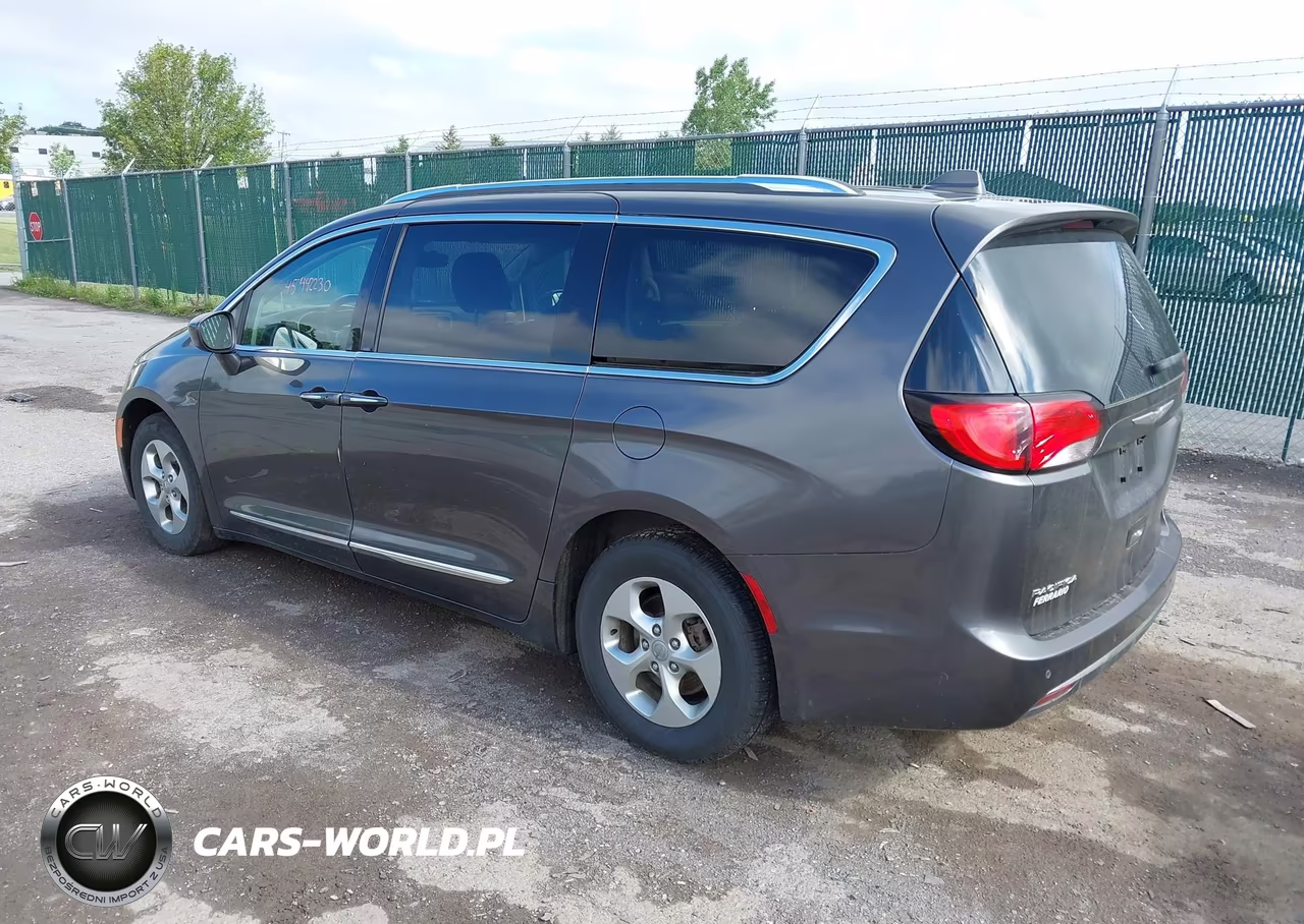 2017 Chrysler Pacifica Touring-L Plus VIN:2C4RC1EG0HR555977 - 3
