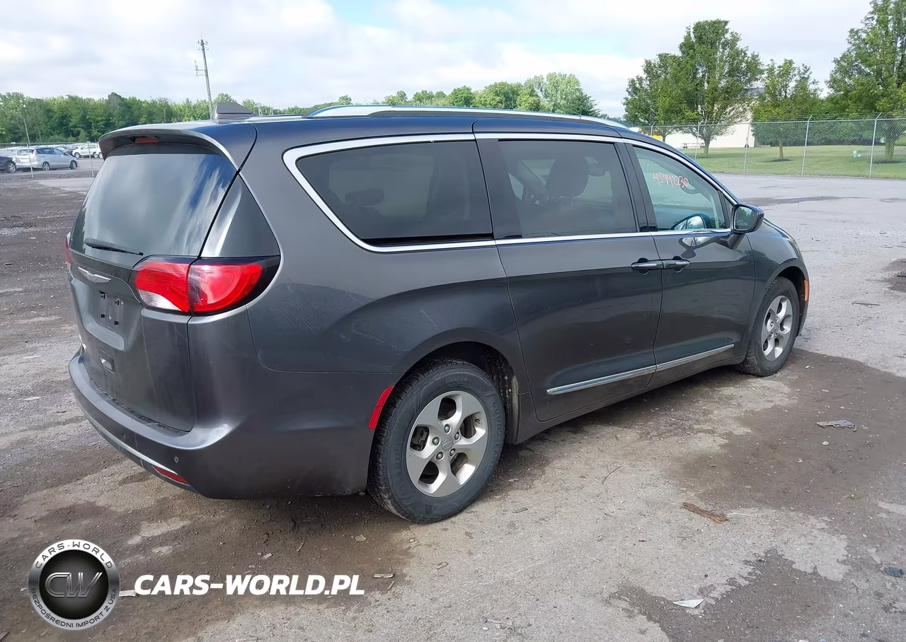 2017 Chrysler Pacifica Touring-L Plus VIN:2C4RC1EG0HR555977 - 4