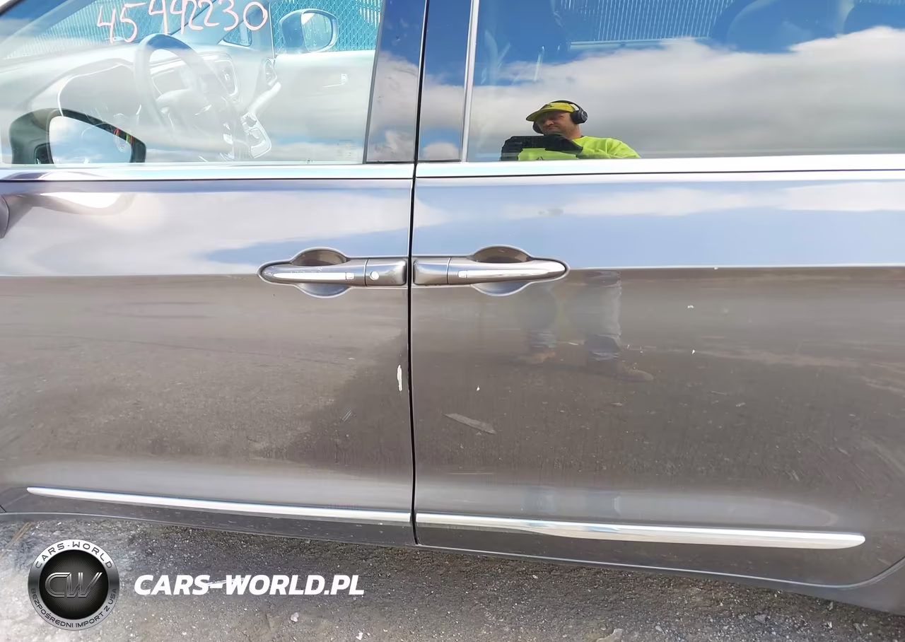 2017 Chrysler Pacifica Touring-L Plus VIN:2C4RC1EG0HR555977 - 6