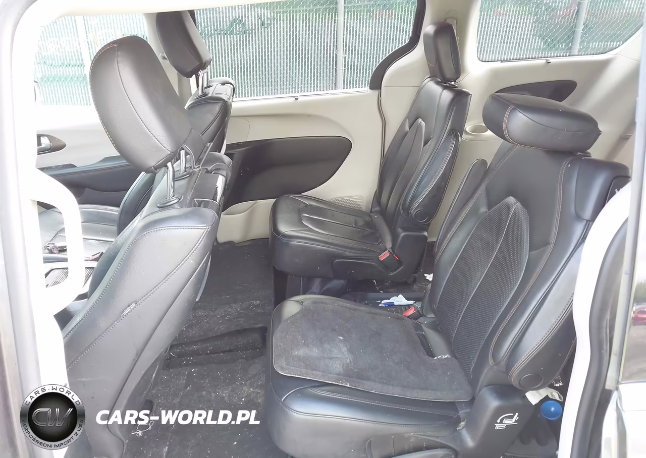 2017 Chrysler Pacifica Touring-L Plus VIN:2C4RC1EG0HR555977 - 8