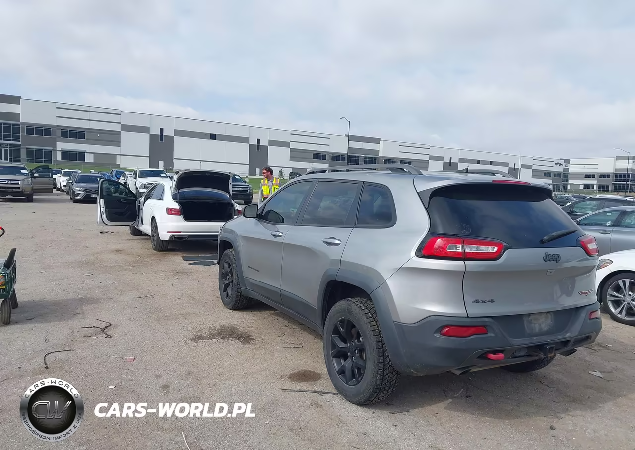 2015 Jeep Cherokee Trailhawk VIN:1C4PJMBS0FW570751 - 3