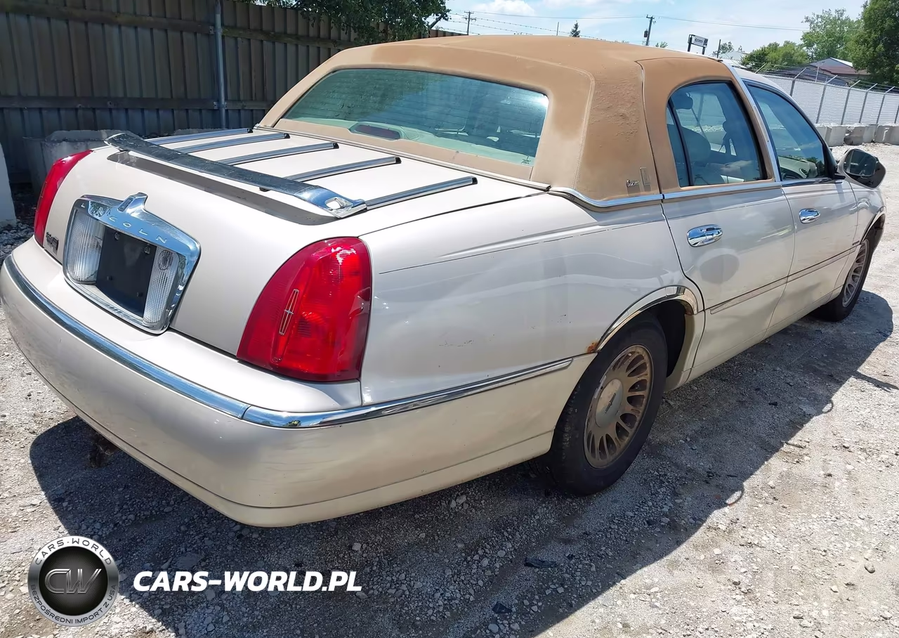 2001 Lincoln Town Car Cartier VIN:1LNHM83W21Y637668 - 4