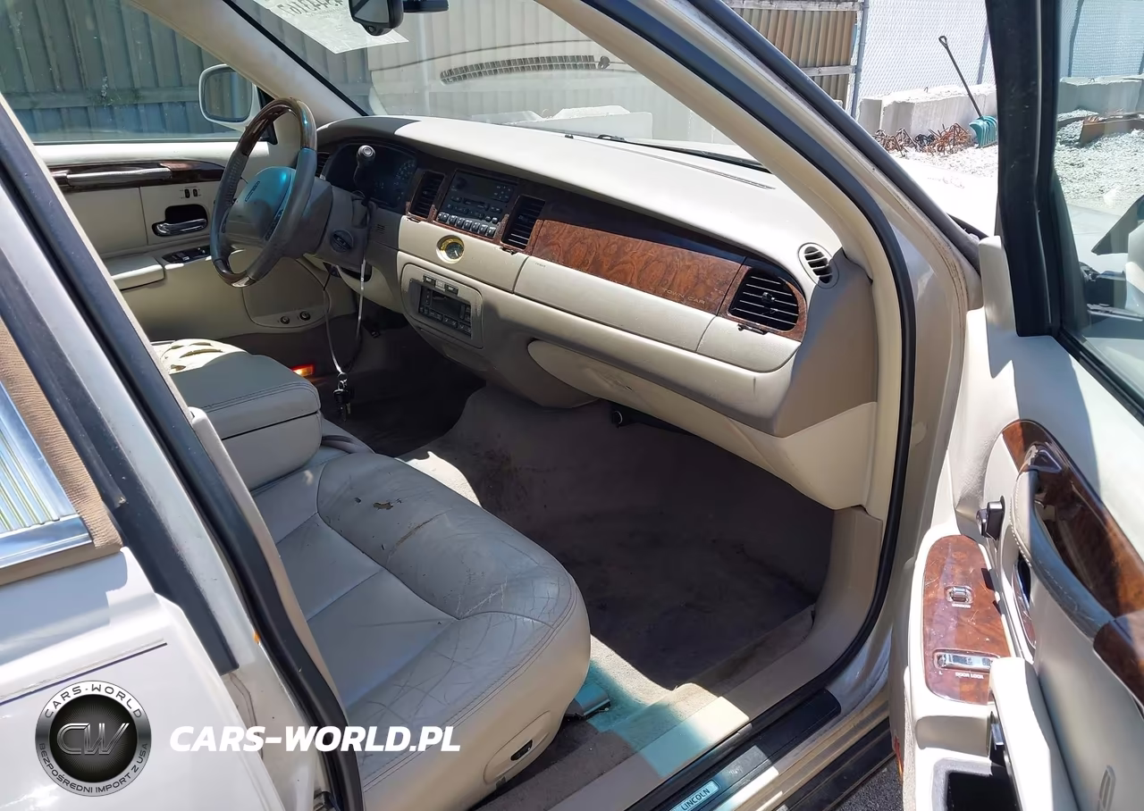 2001 Lincoln Town Car Cartier VIN:1LNHM83W21Y637668 - 5