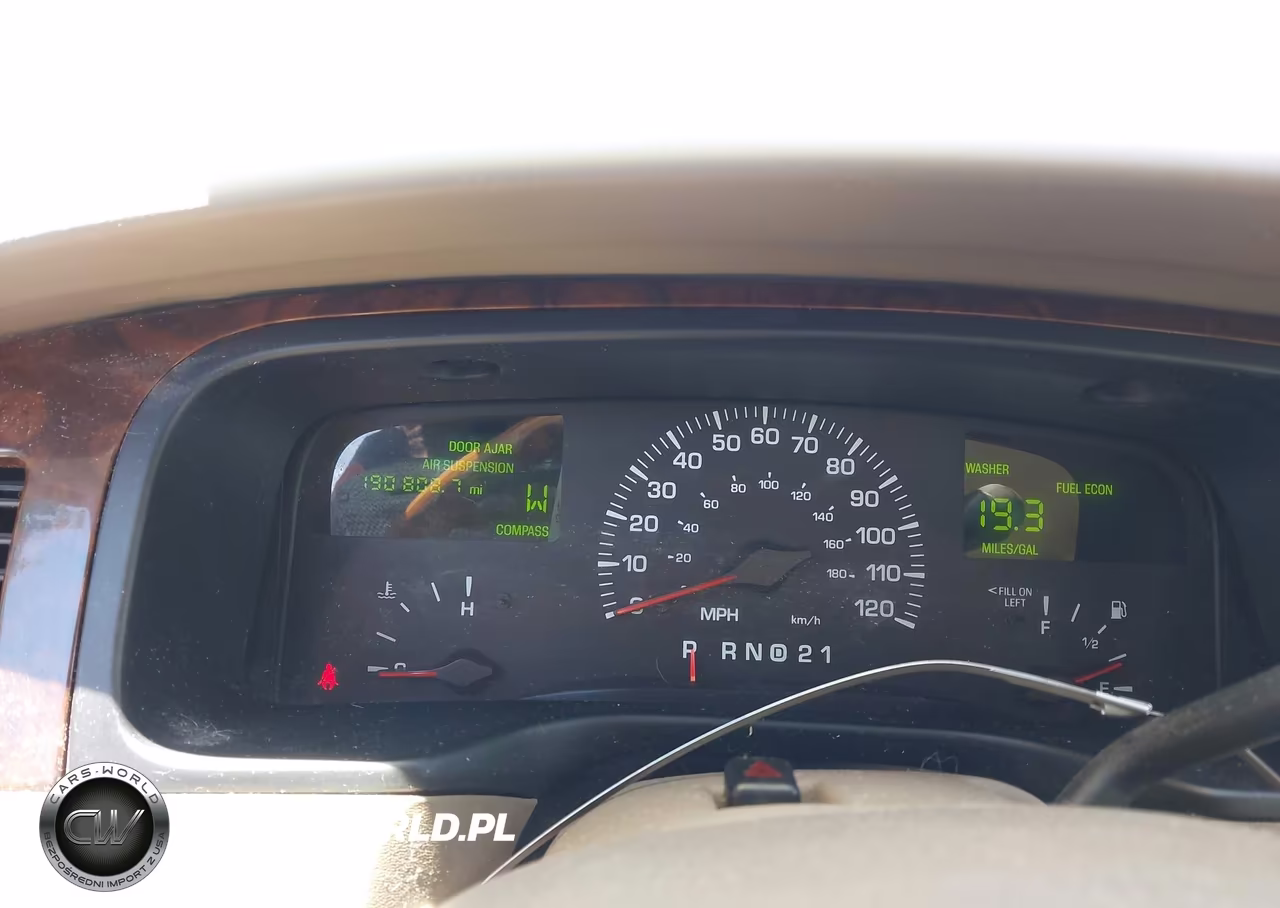 2001 Lincoln Town Car Cartier VIN:1LNHM83W21Y637668 - 7