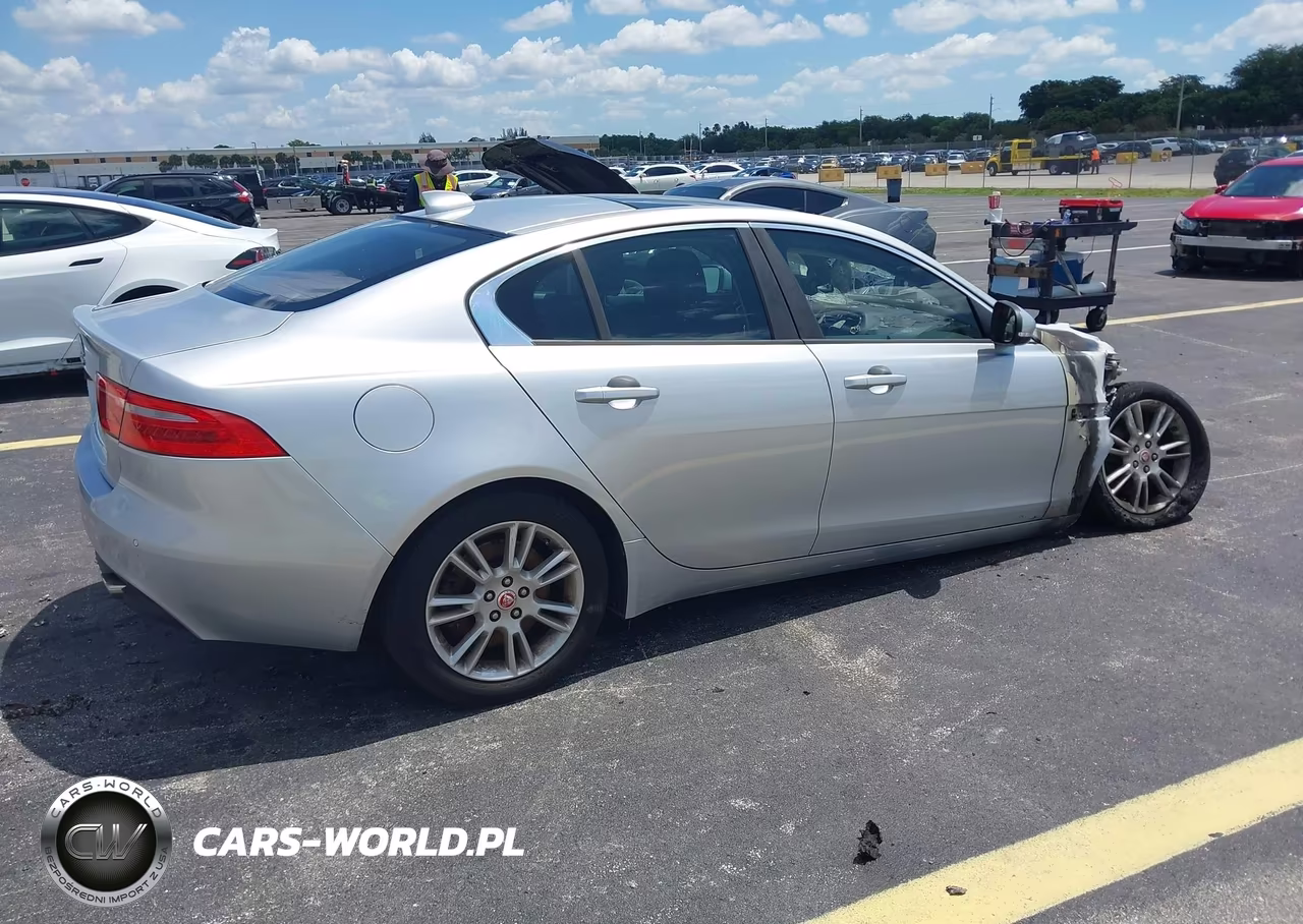 2017 Jaguar Xe 25T Premium VIN:SAJAD4BG1HA956007 - 4