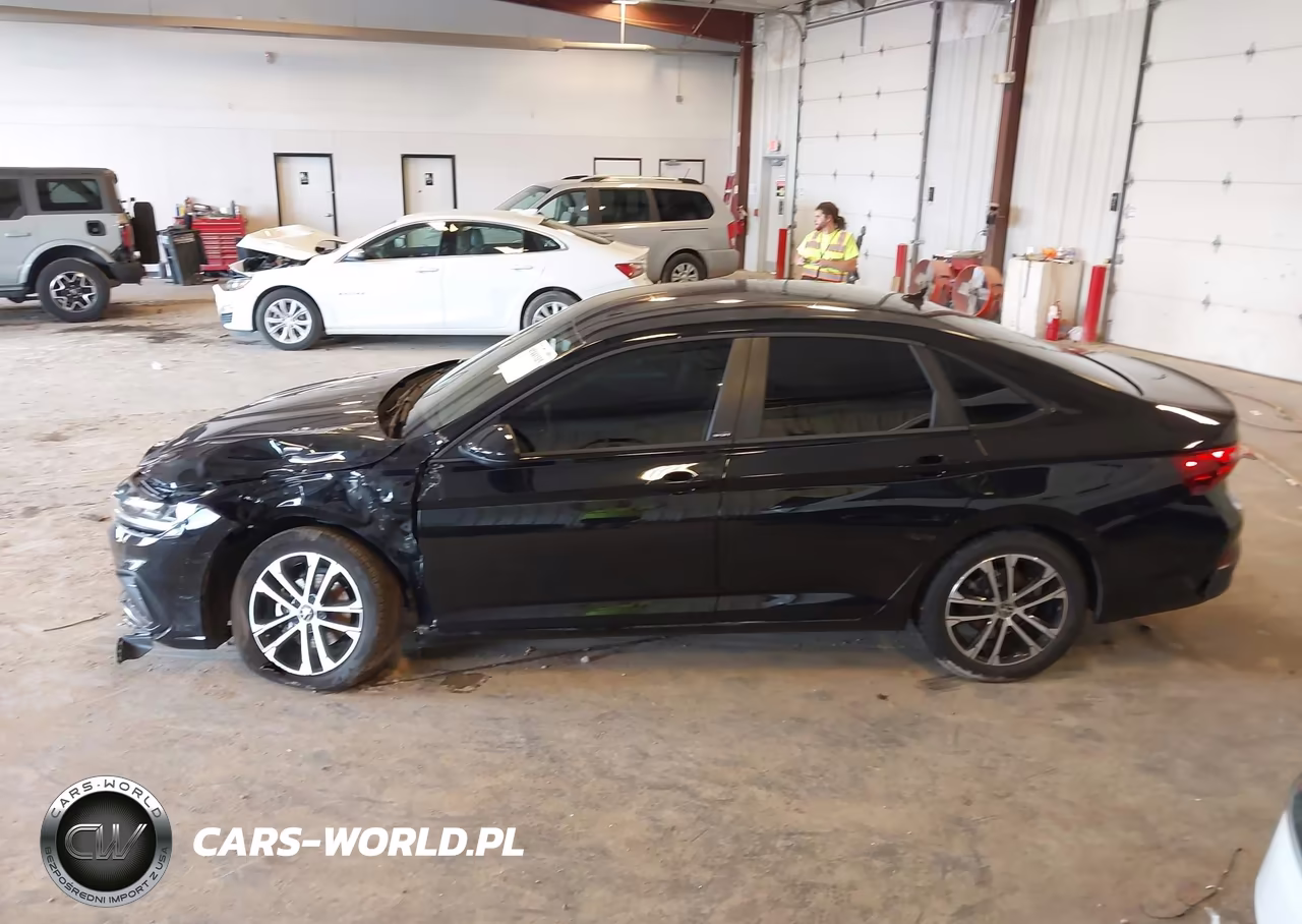 2025 Volkswagen Jetta 1.5T Sport VIN:3VWBX7BU3SM104394 - 14