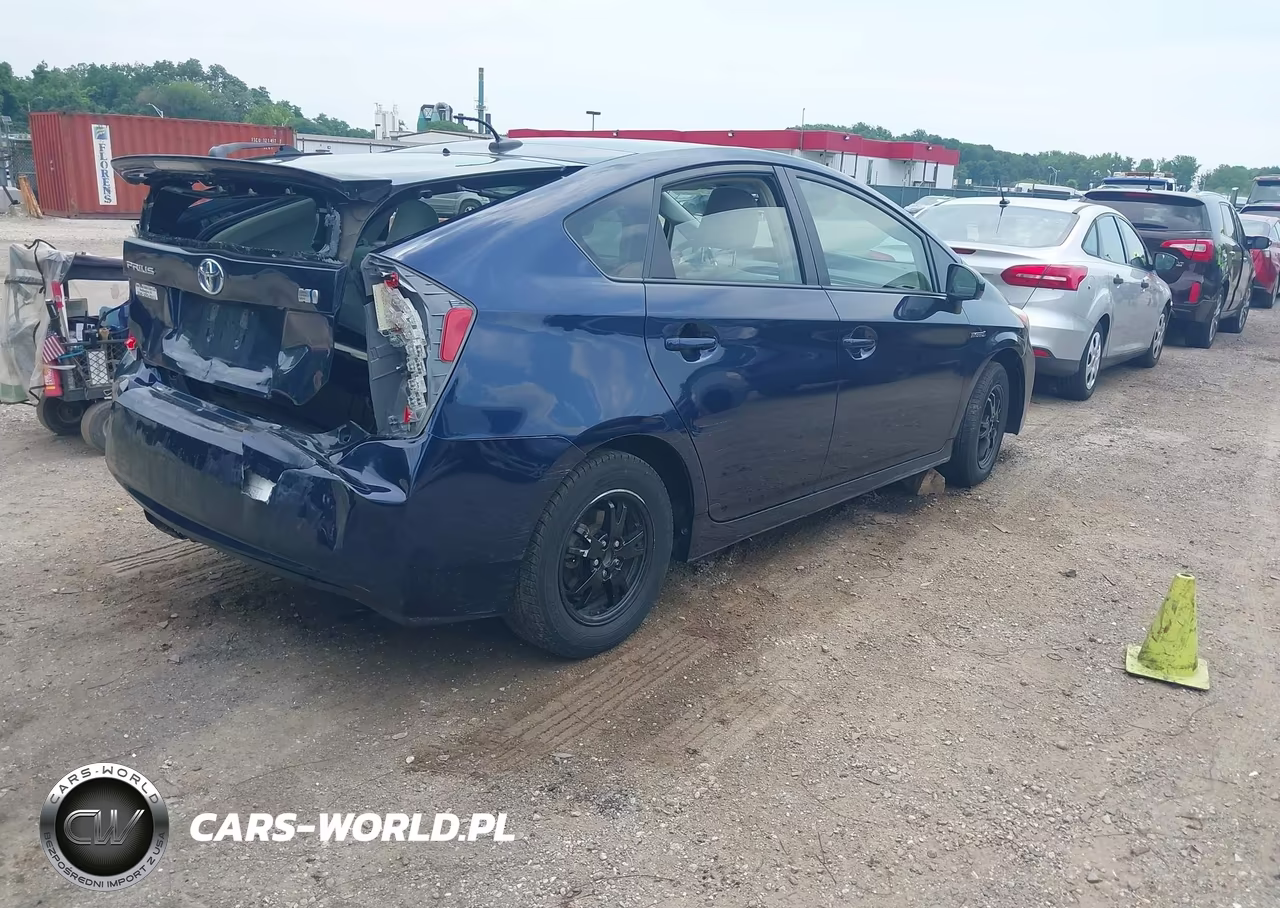 2014 Toyota Prius Three VIN:JTDKN3DU9E1800077 - 4
