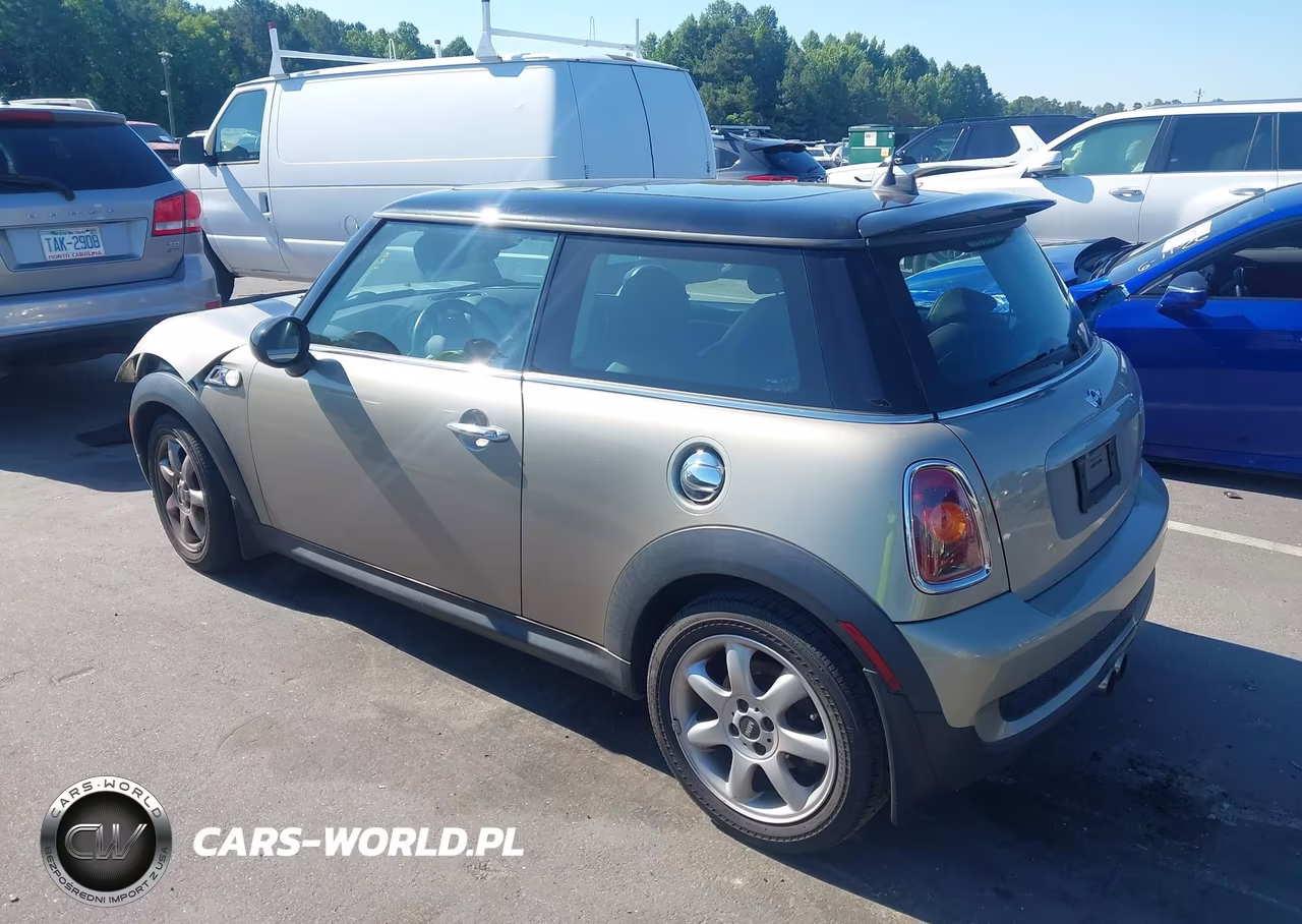 2009 Mini Cooper S VIN:WMWMF73589TW86216 - 3