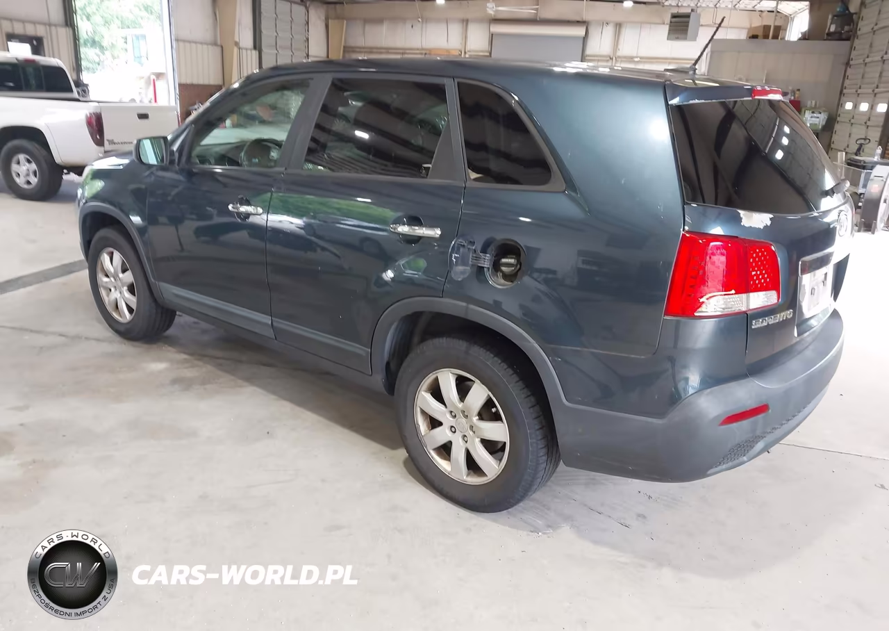 2011 Kia Sorento VIN:5XYKT3A18BG015674 - 3