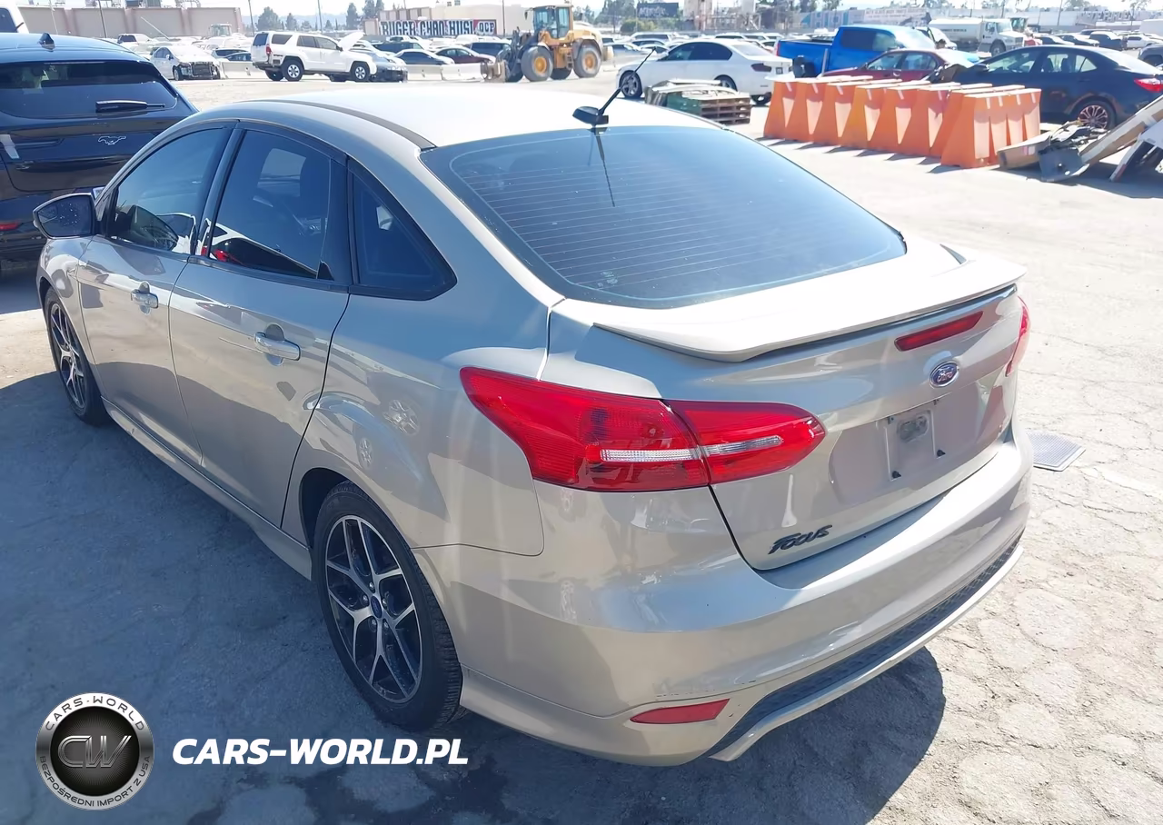 2016 Ford Focus Se VIN:1FADP3F26GL315407 - 3