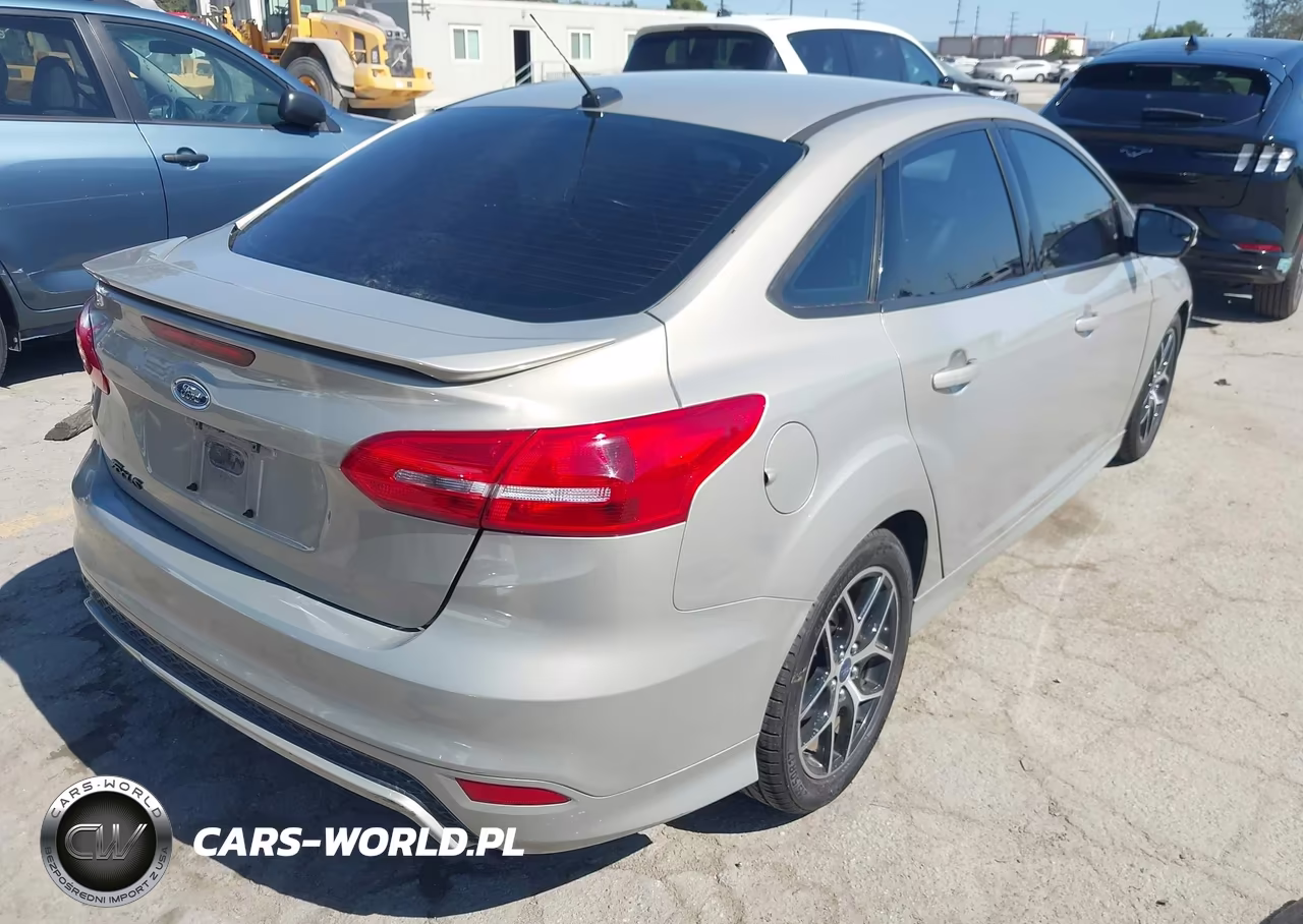 2016 Ford Focus Se VIN:1FADP3F26GL315407 - 4