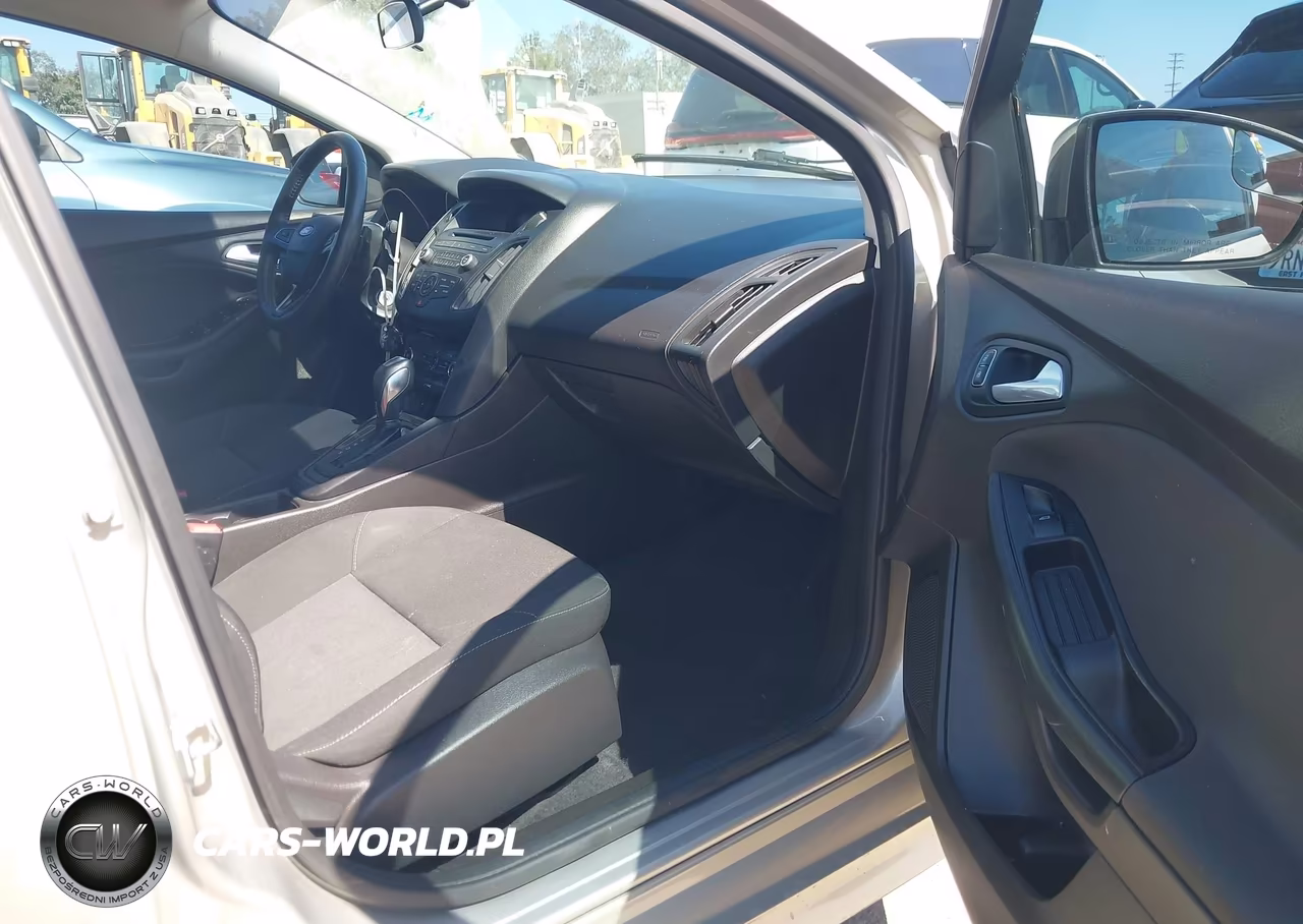 2016 Ford Focus Se VIN:1FADP3F26GL315407 - 5