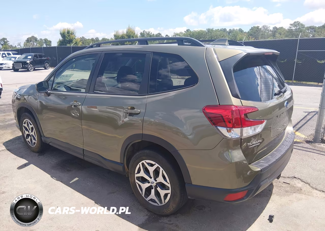2023 Subaru Forester Premium VIN:JF2SKAEC1PH516313 - 3