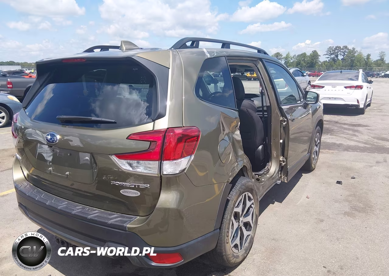 2023 Subaru Forester Premium VIN:JF2SKAEC1PH516313 - 4