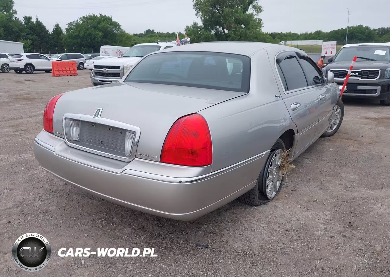 2006 Lincoln Town Car Signature Limited VIN:1LNHM82V46Y646808 - 4