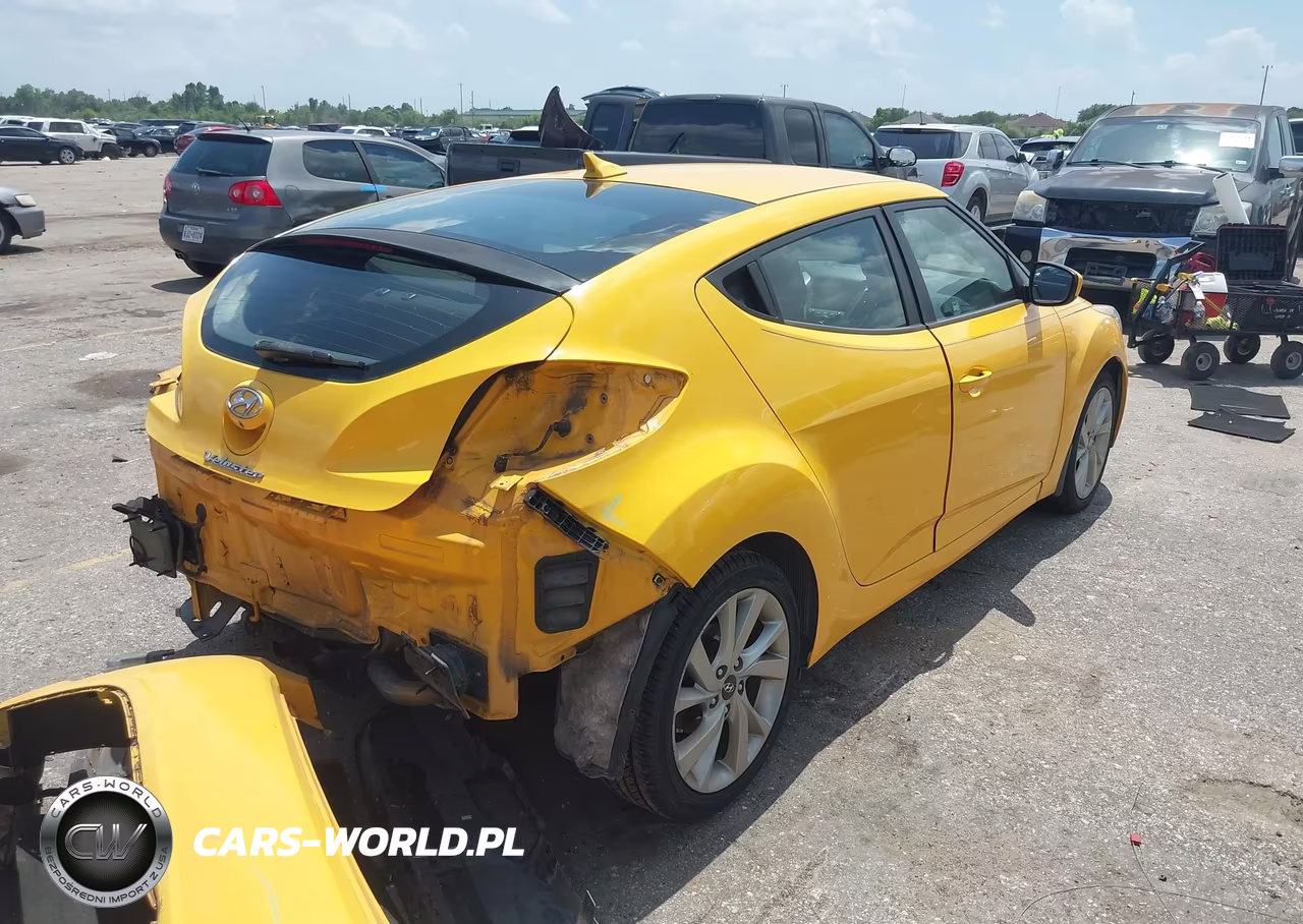 2016 Hyundai Veloster VIN:KMHTC6AD2GU282200 - 4