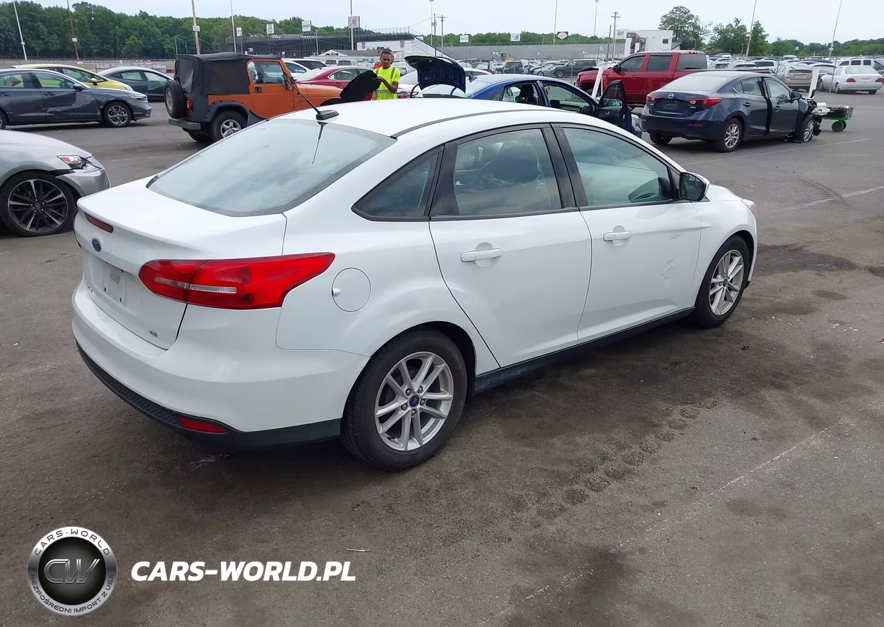 2018 Ford Focus Se VIN:1FADP3F27JL272249 - 4