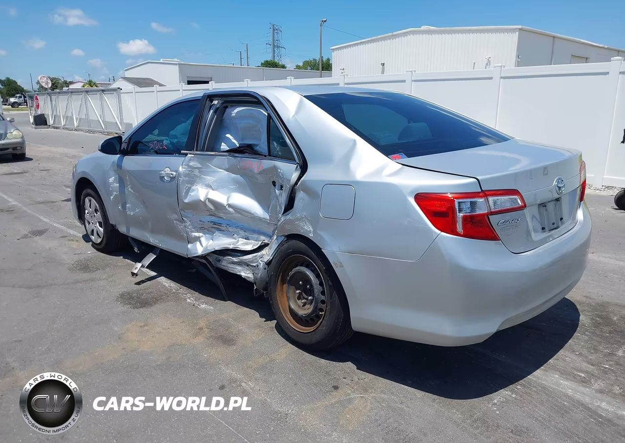 2014 Toyota Camry Le VIN:4T4BF1FK2ER343044 - 3