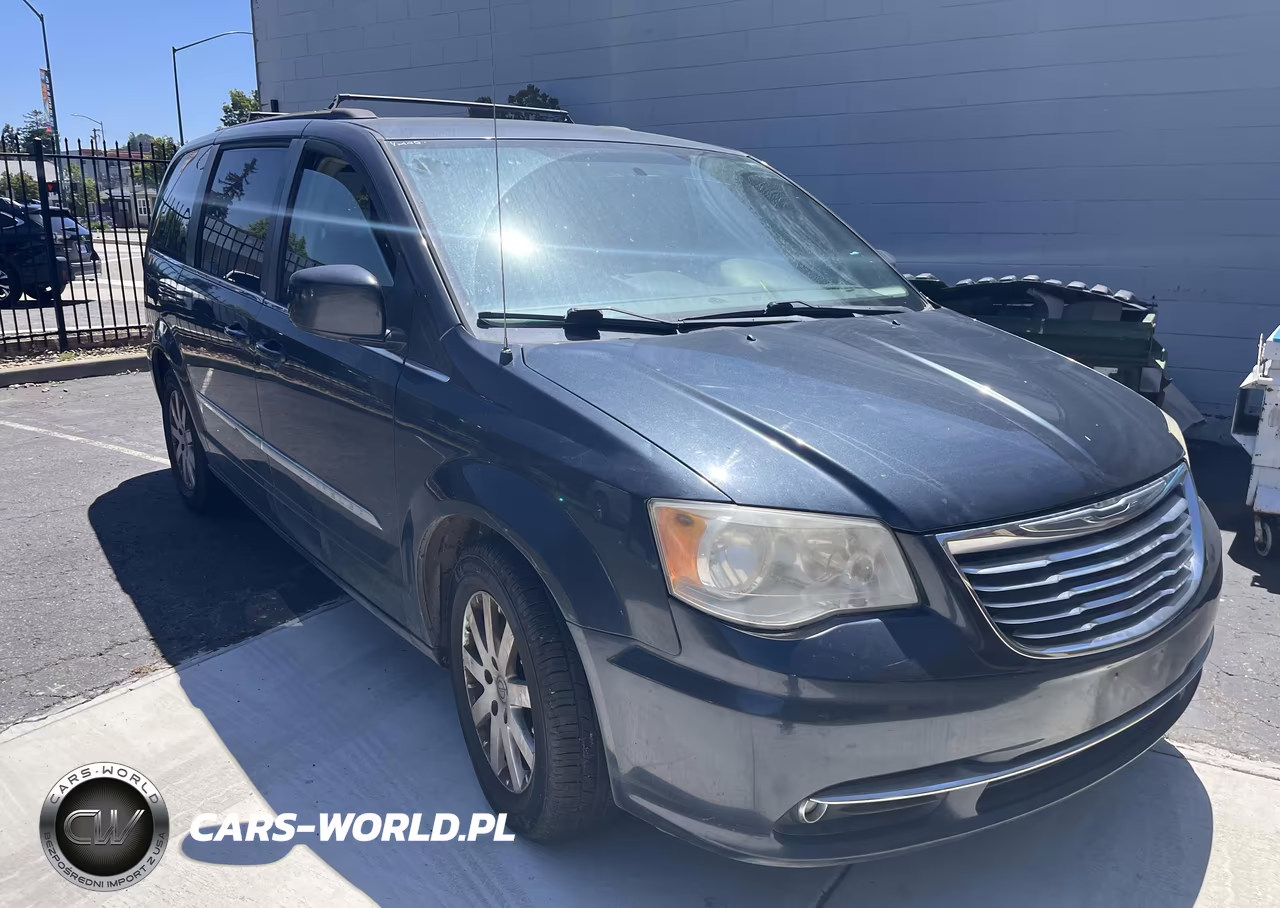2013 Chrysler Town & Country Touring – zdjęcie 1 z 12