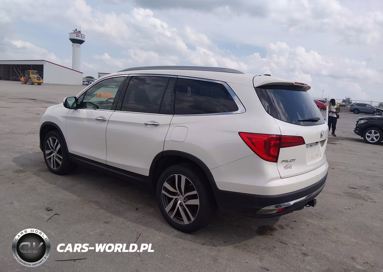 2017 Honda Pilot Touring VIN:5FNYF6H97HB002235 - 3
