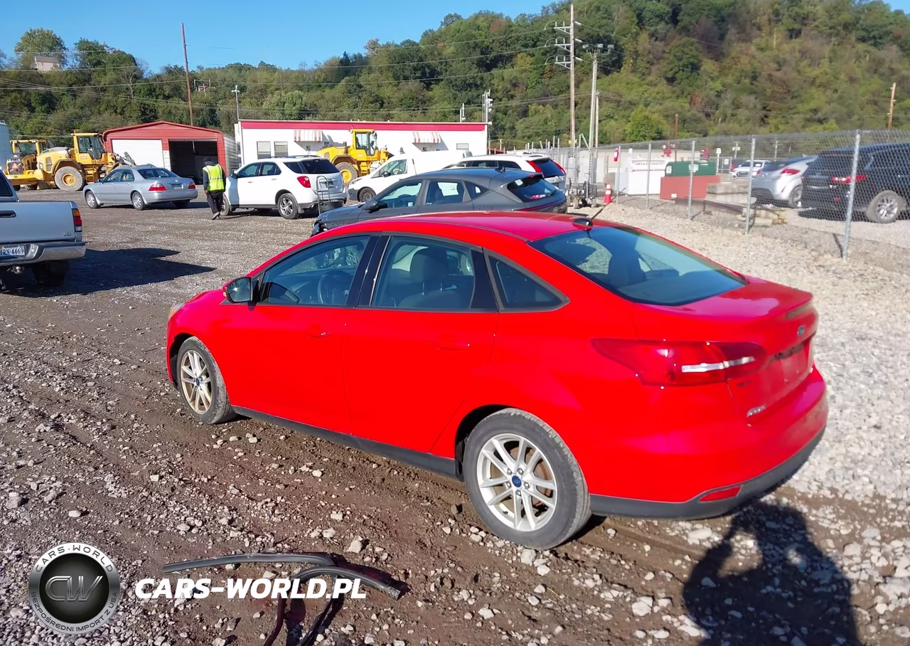 2015 Ford Focus Se VIN:1FADP3F2XFL205118 - 3