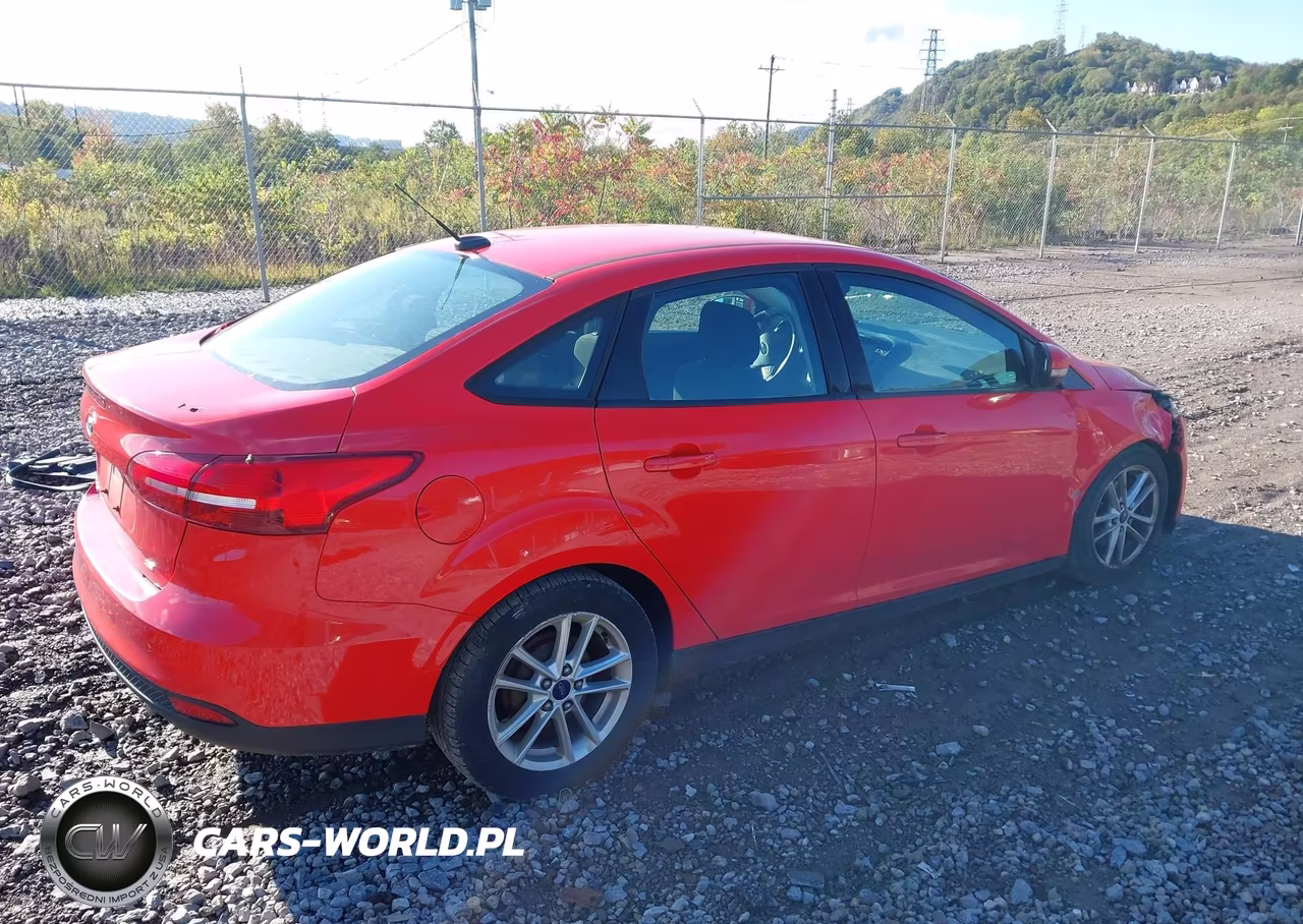 2015 Ford Focus Se VIN:1FADP3F2XFL205118 - 4