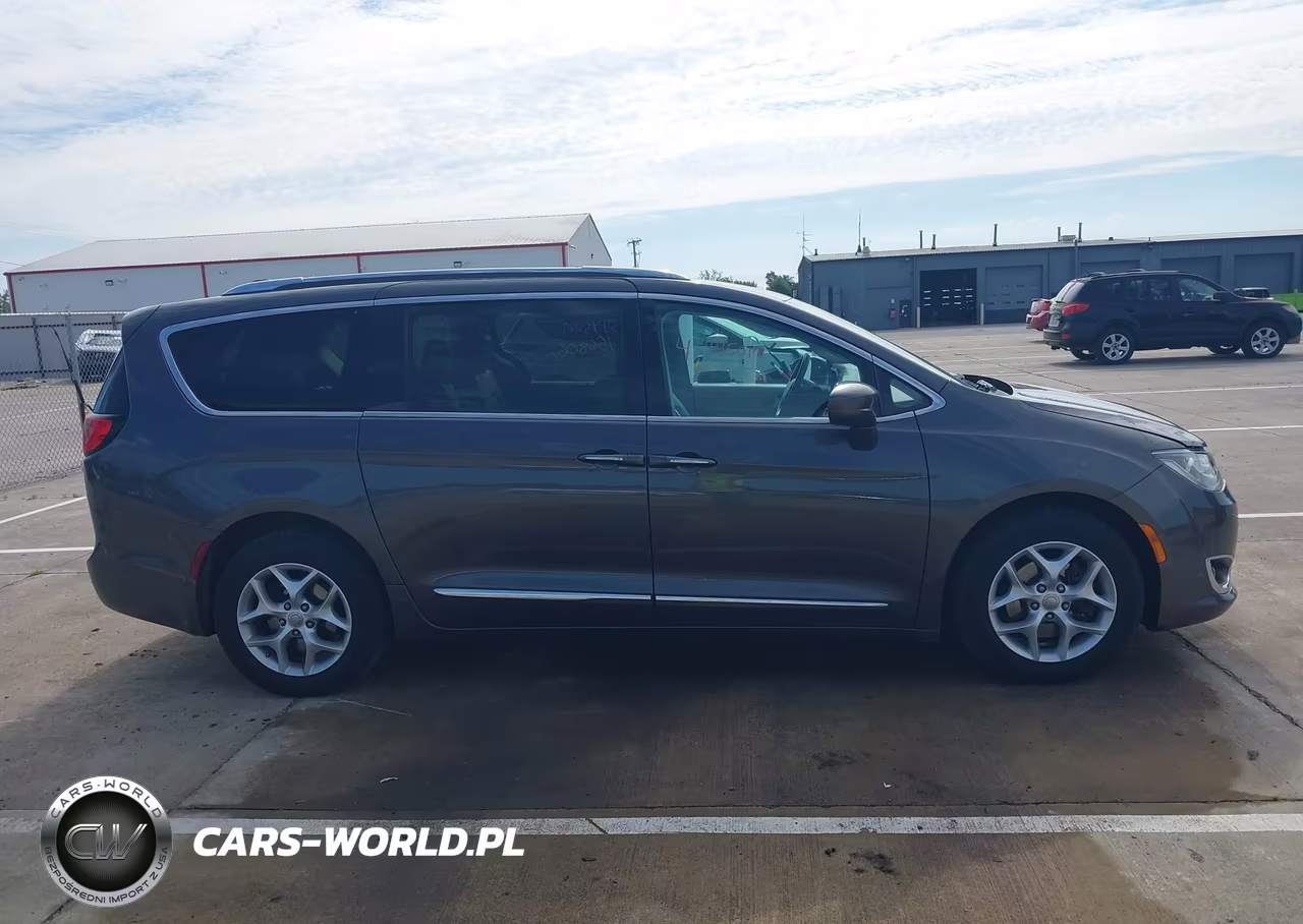 2017 Chrysler Pacifica Touring-L Plus VIN:2C4RC1EG1HR577311 - 13