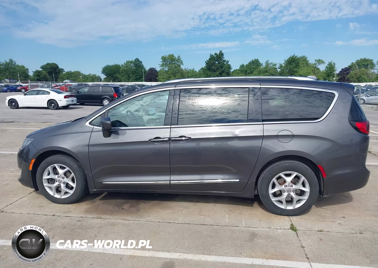 2017 Chrysler Pacifica Touring-L Plus VIN:2C4RC1EG1HR577311 - 14