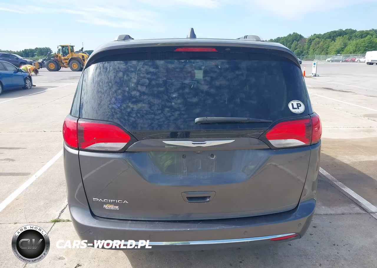 2017 Chrysler Pacifica Touring-L Plus VIN:2C4RC1EG1HR577311 - 16