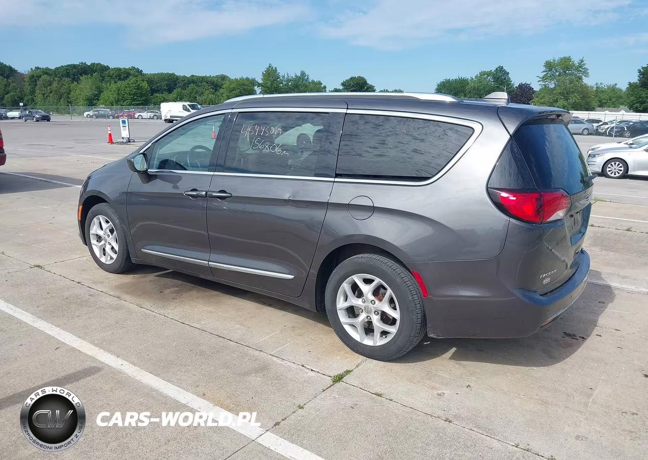 2017 Chrysler Pacifica Touring-L Plus VIN:2C4RC1EG1HR577311 - 3