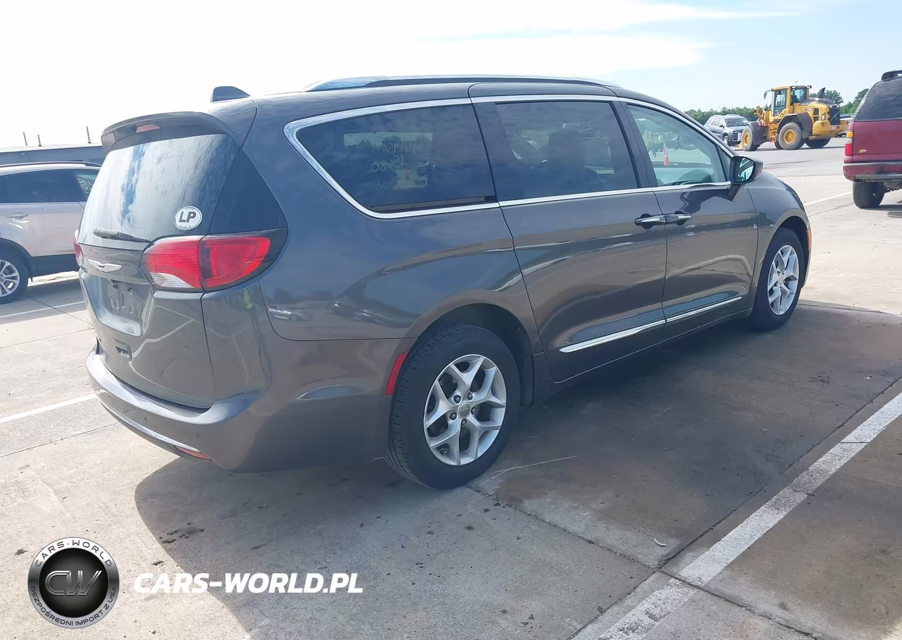 2017 Chrysler Pacifica Touring-L Plus VIN:2C4RC1EG1HR577311 - 4