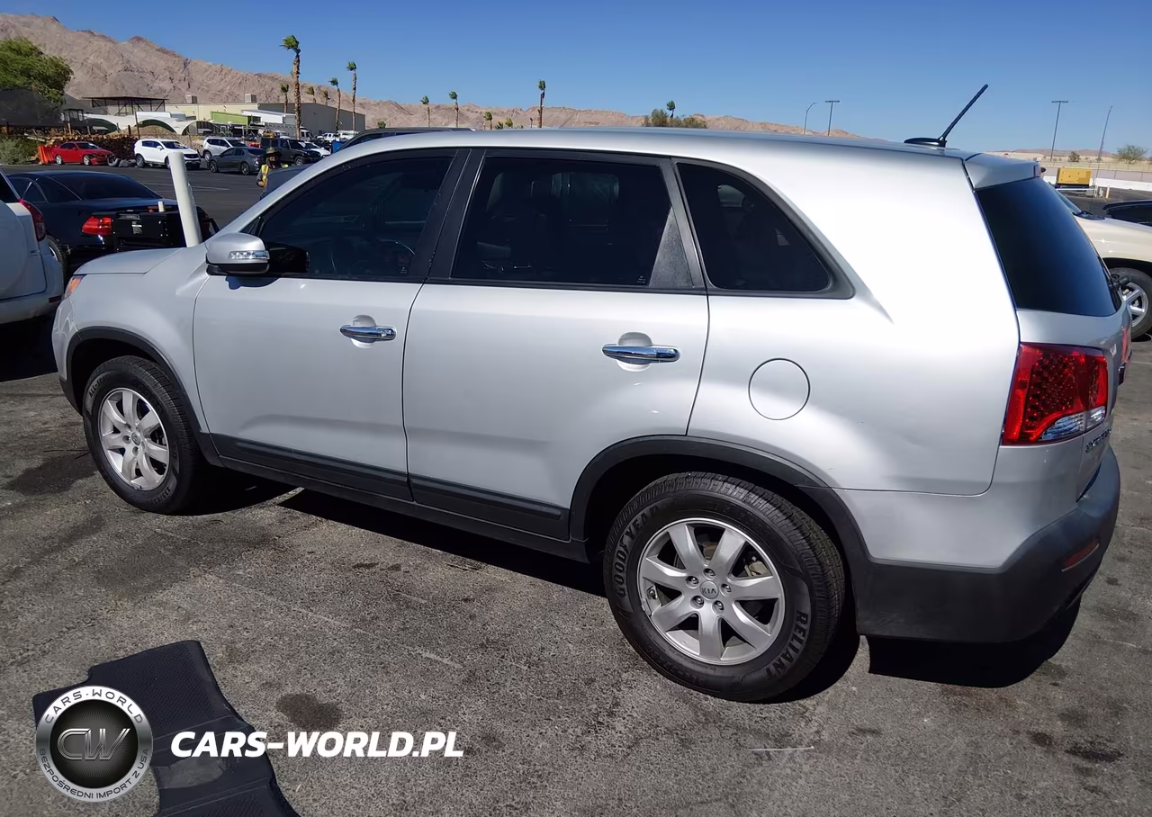 2013 Kia Sorento Lx VIN:5XYKT3A18DG380861 - 3